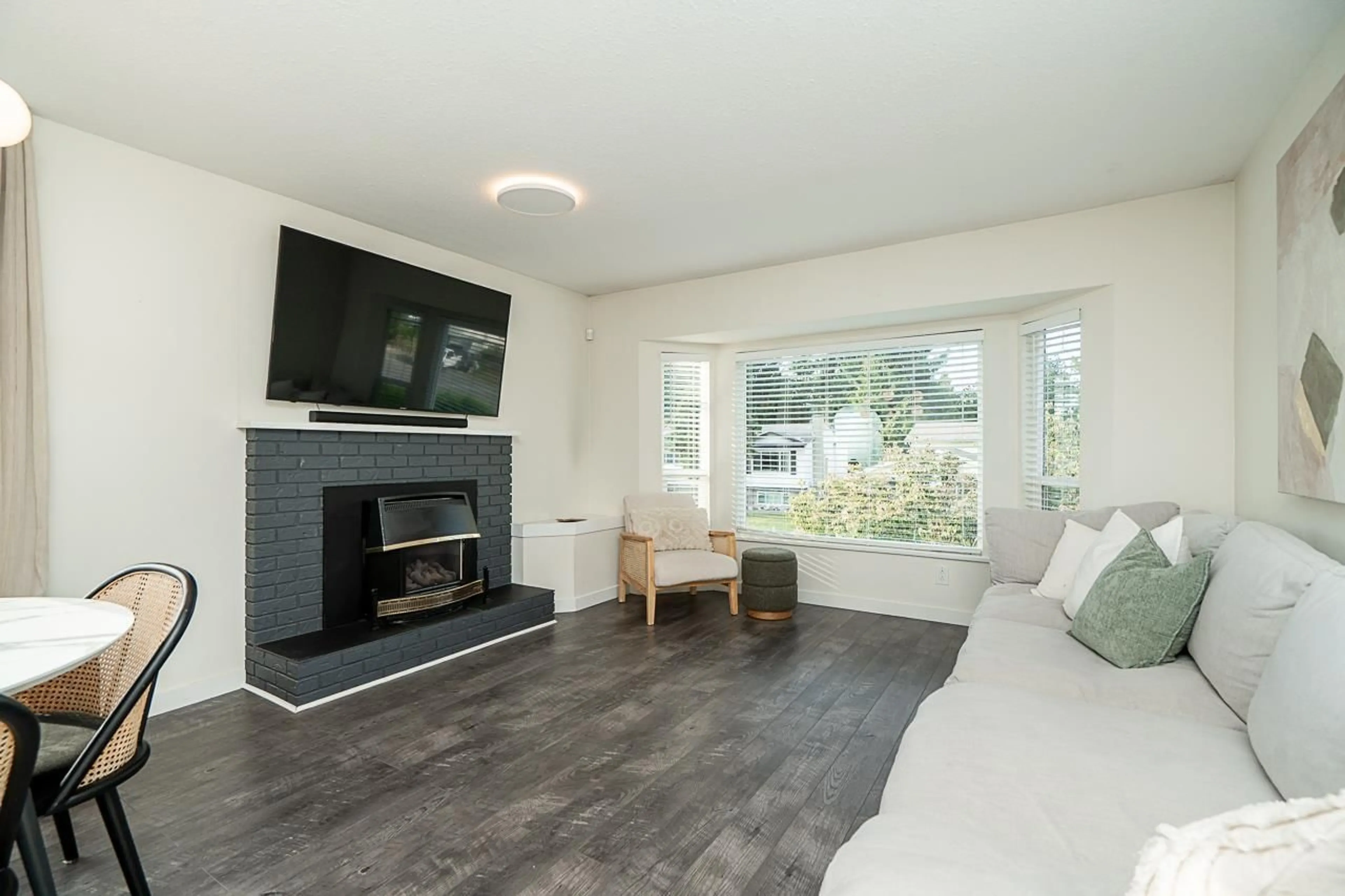 Living room with furniture, wood/laminate floor for 27564 31B, Langley British Columbia V4W3L3