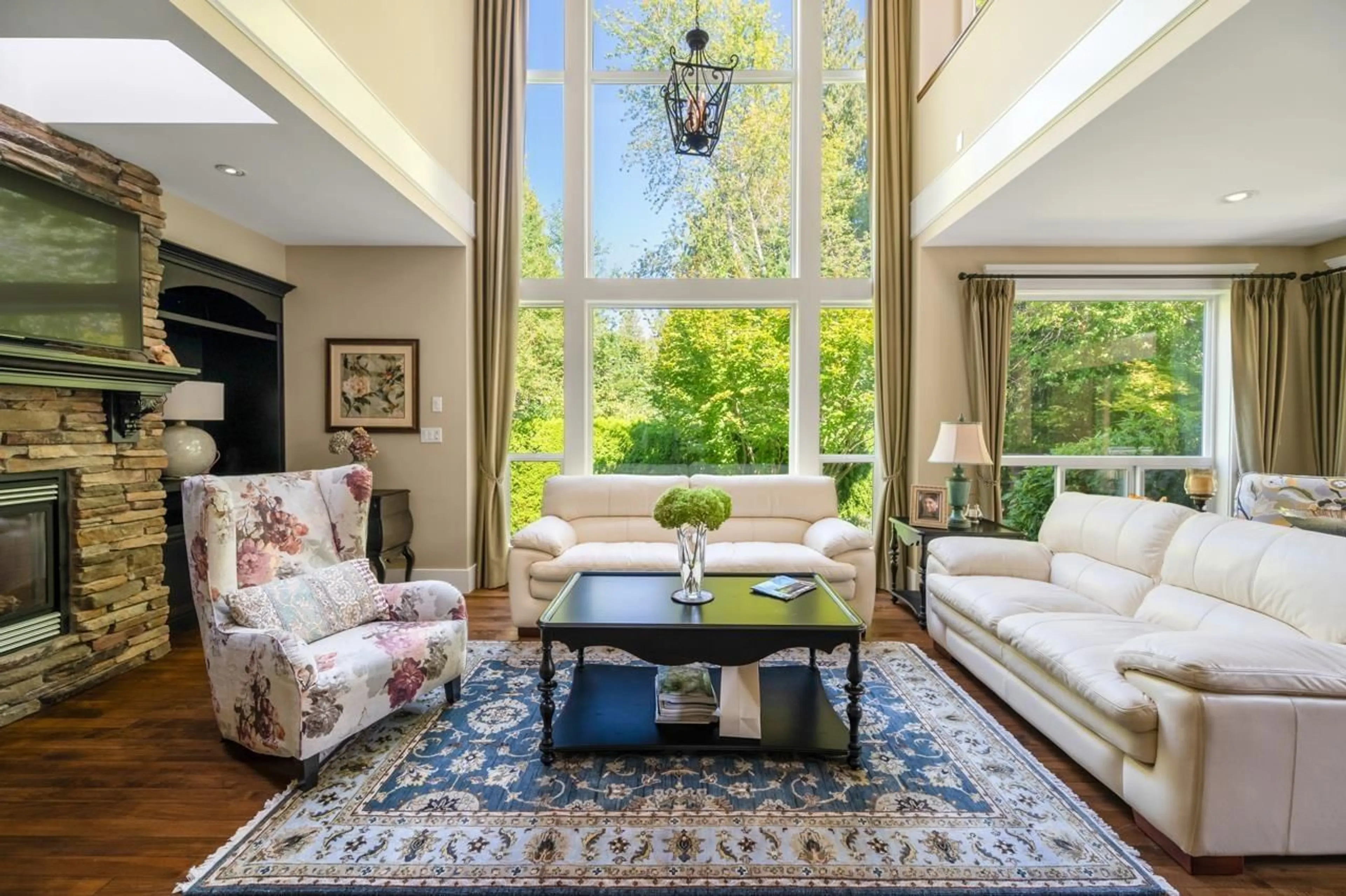 Living room with furniture, carpet floor for 14059 33B, Surrey British Columbia V4P3P6