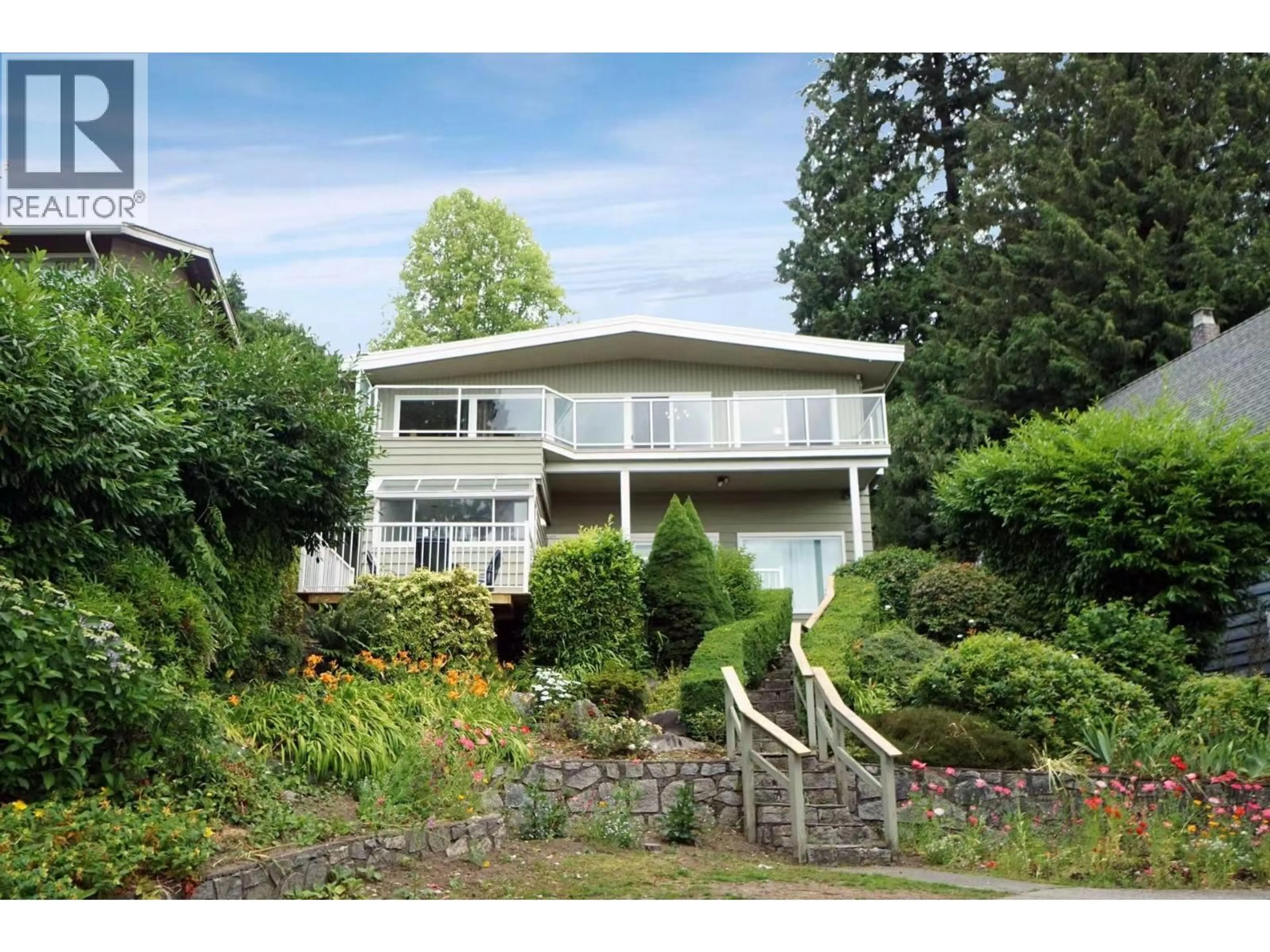 Home with vinyl exterior material, street for 850 ESQUIMALT AVENUE, West Vancouver British Columbia V7T1J8
