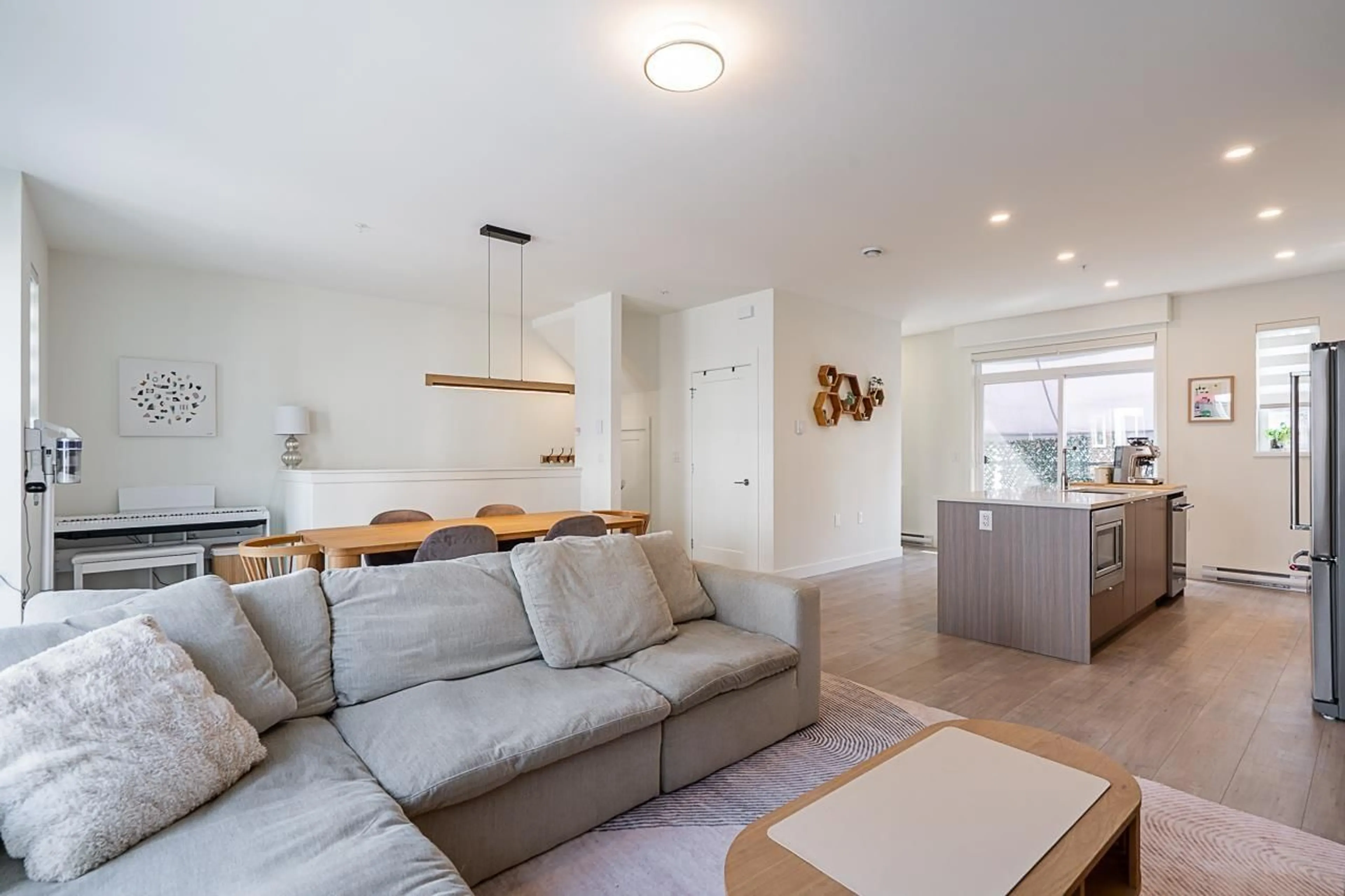 Living room with furniture, unknown for 107 - 7947 209, Langley British Columbia V2Y0Y6