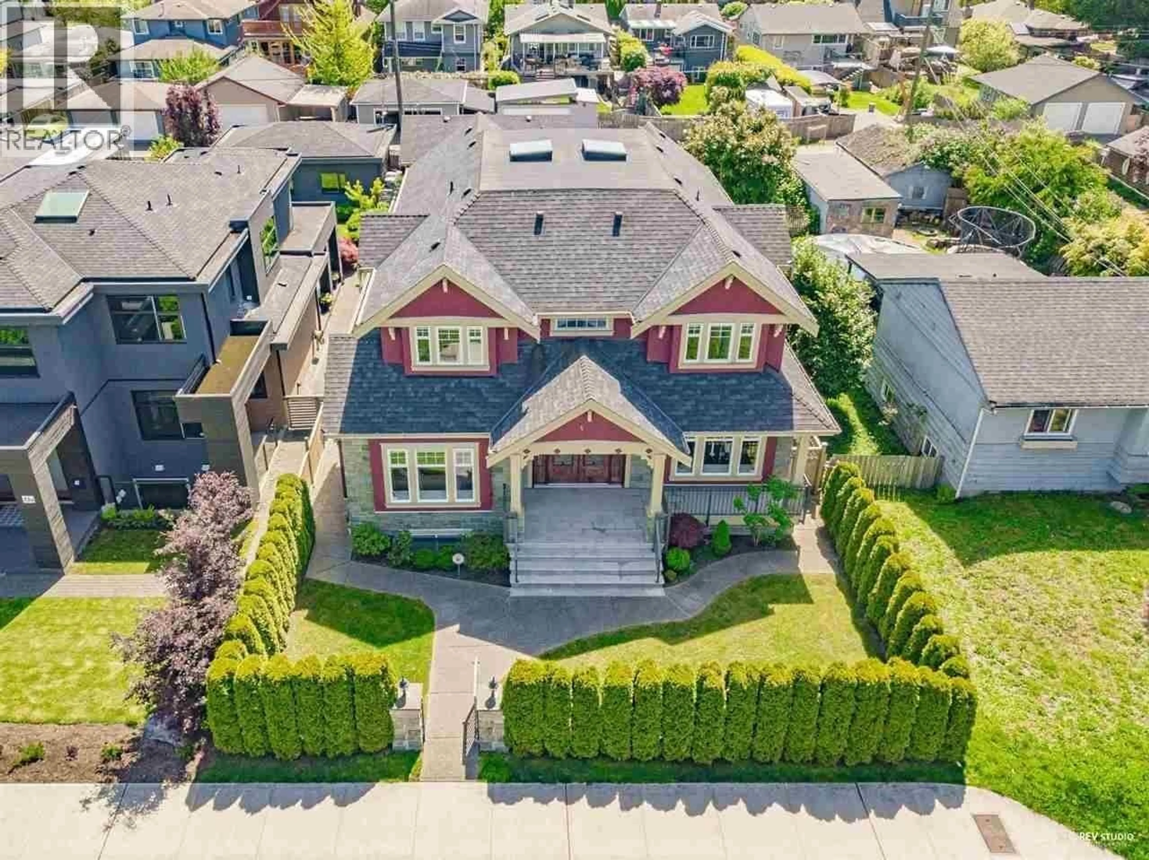 A pic from outside/outdoor area/front of a property/back of a property/a pic from drone, street for 337 17TH STREET, North Vancouver British Columbia V7L2W1