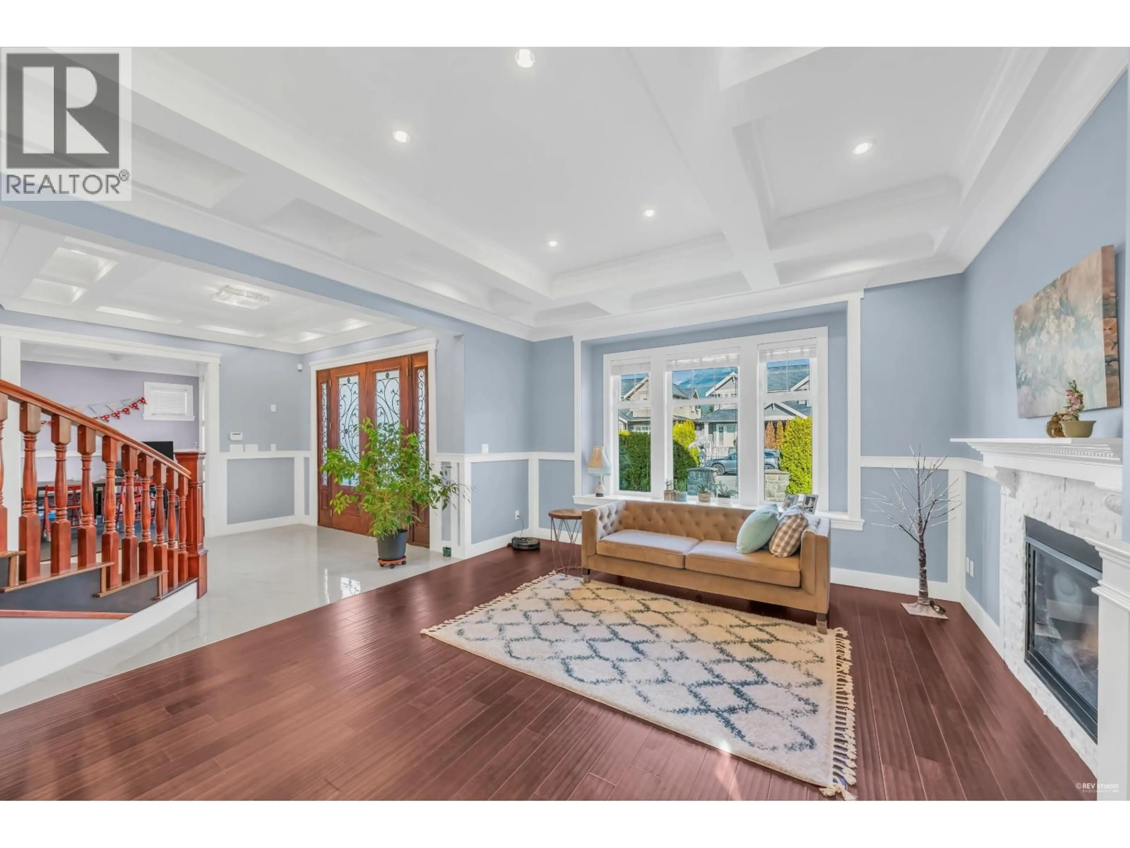 Indoor entryway for 337 17TH STREET, North Vancouver British Columbia V7L2W1