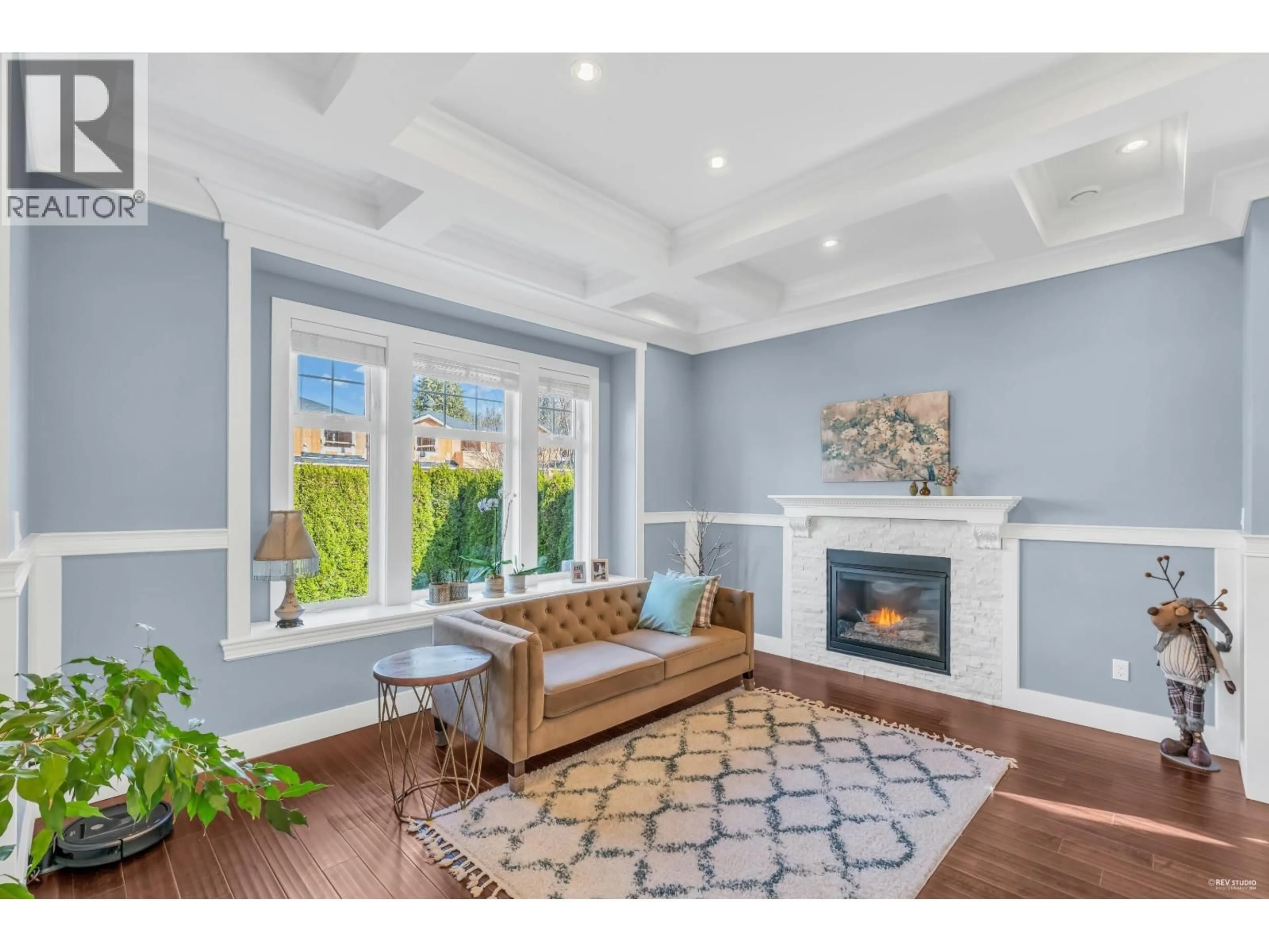 Living room with furniture, unknown for 337 17TH STREET, North Vancouver British Columbia V7L2W1