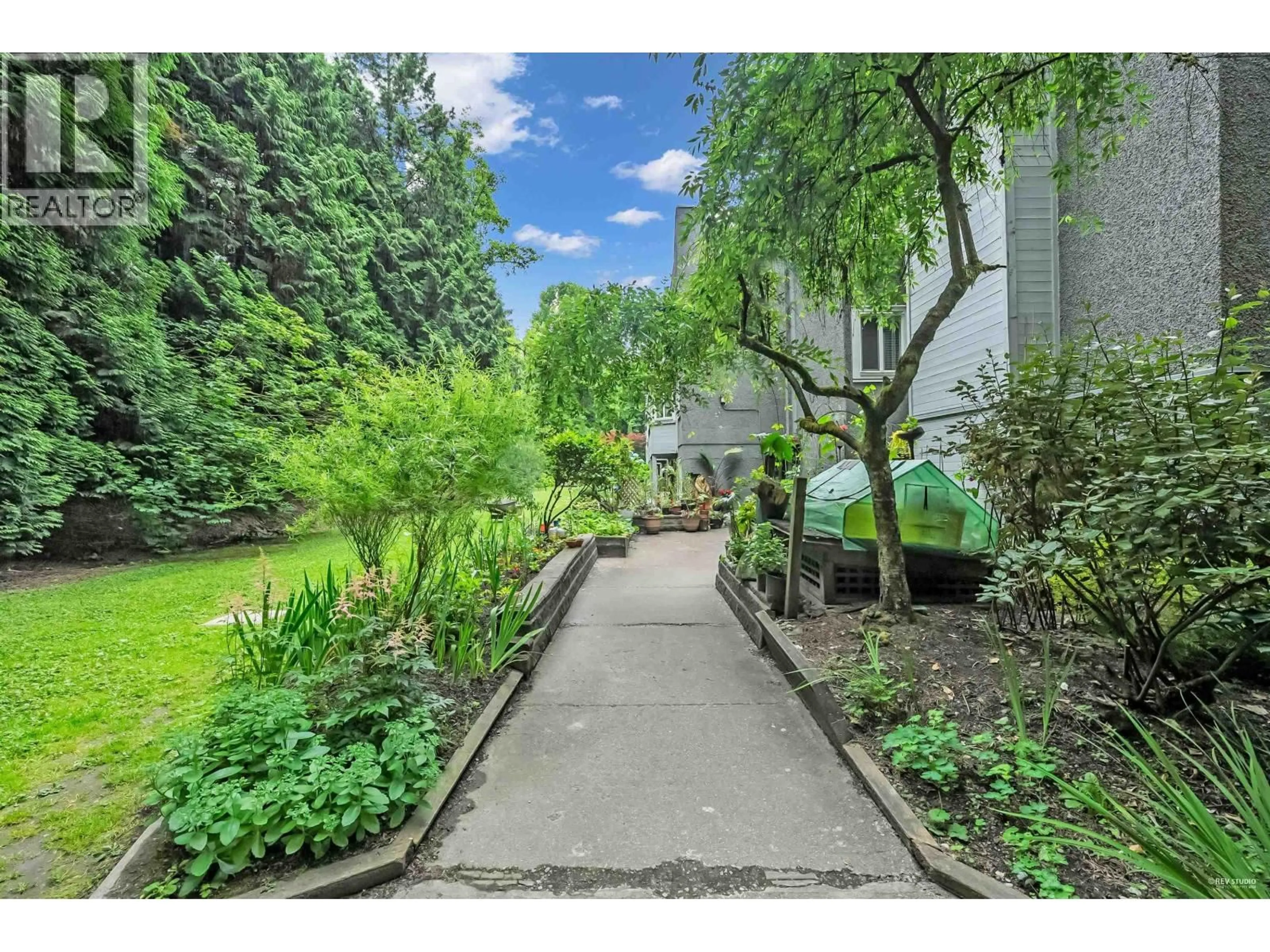 A pic from outside/outdoor area/front of a property/back of a property/a pic from drone, street for 303 - 9880 MANCHESTER DRIVE, Burnaby British Columbia V3N4R3