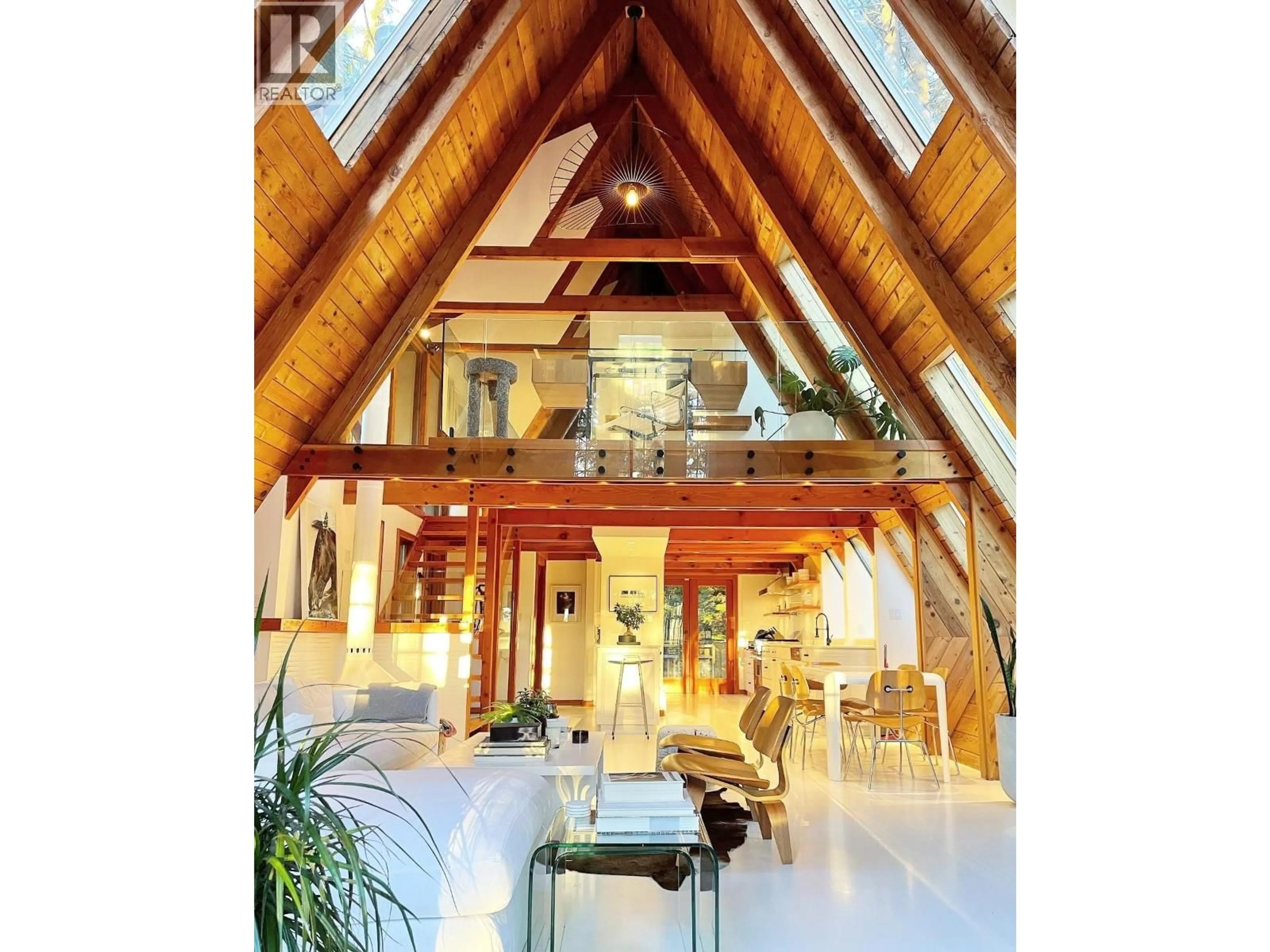 Indoor foyer for 1940 RIVERGROVE PLACE, North Vancouver British Columbia V7H2L4