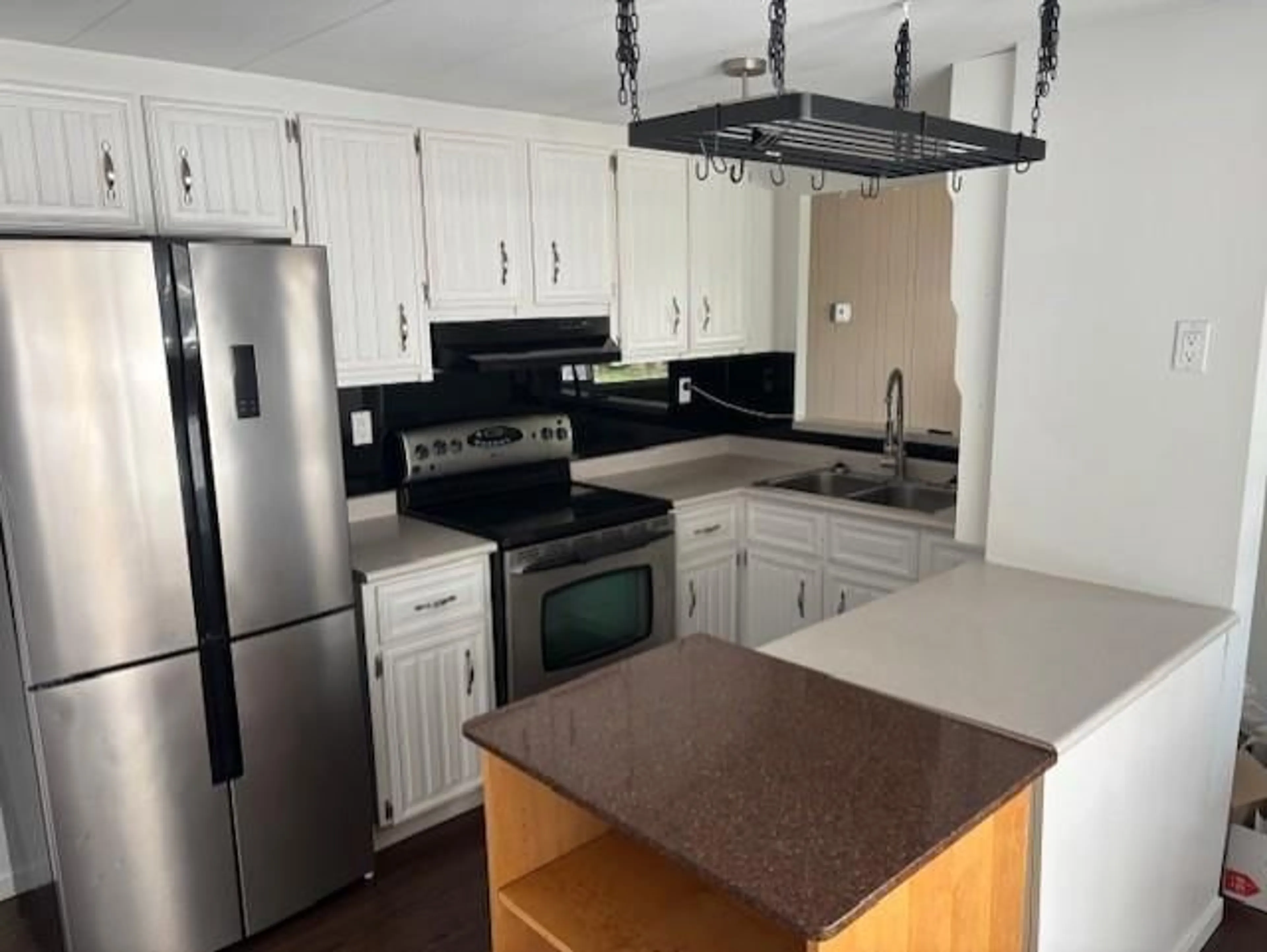 Standard kitchen, unknown for 160 - 7790 KING GEORGE, Surrey British Columbia V3W5Y4