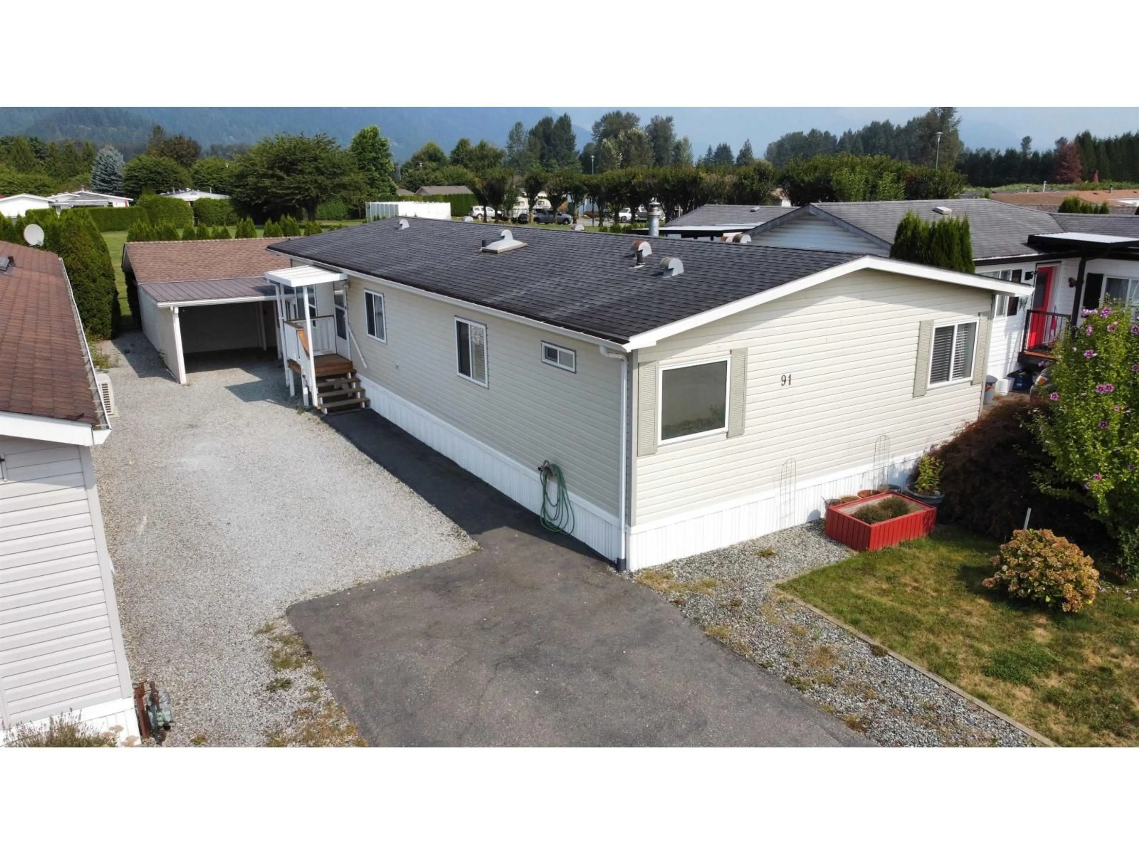 A pic from outside/outdoor area/front of a property/back of a property/a pic from drone, building for 91 - 41168 LOUGHEED, Mission British Columbia V0M1G0