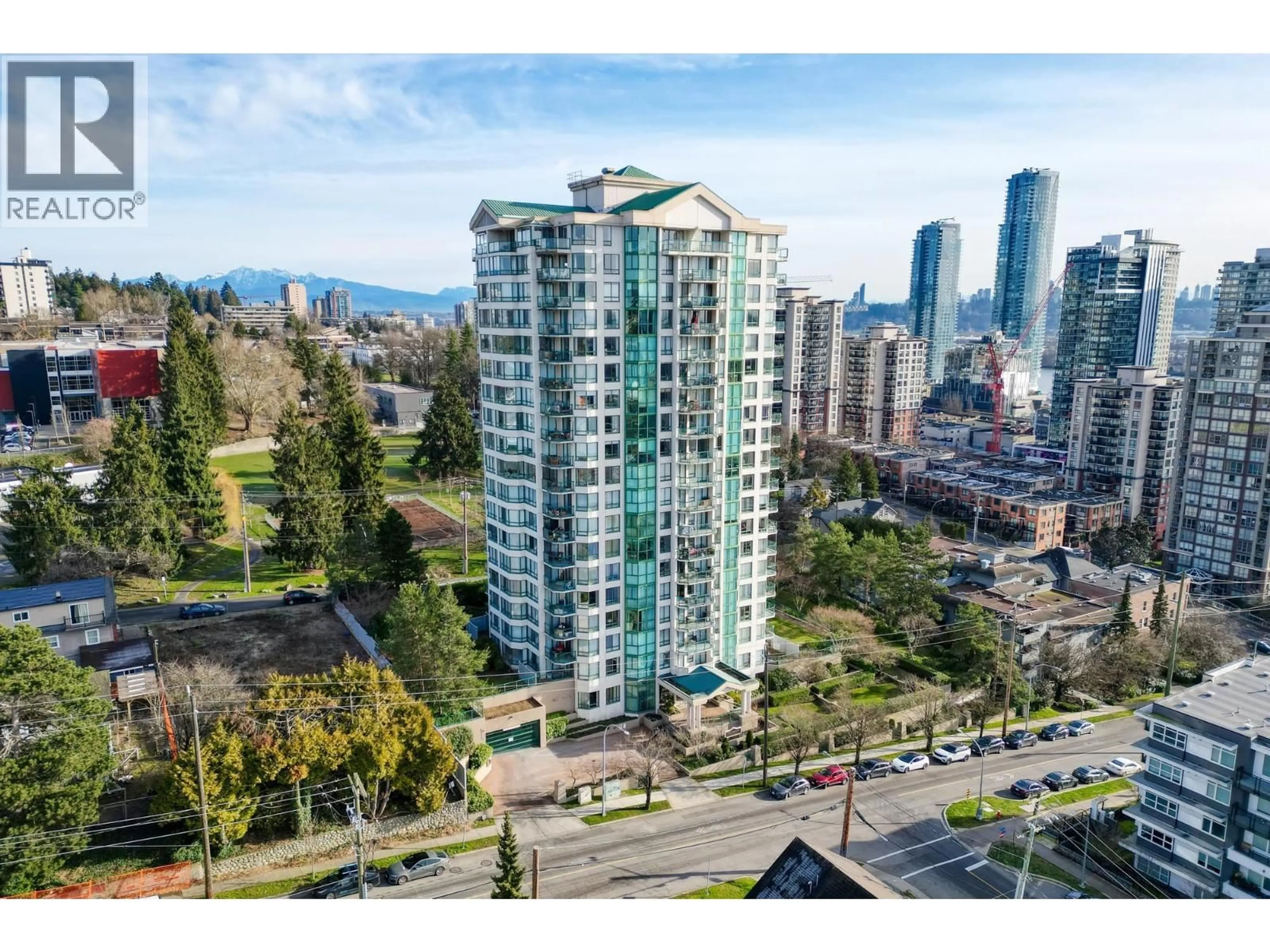 A pic from outside/outdoor area/front of a property/back of a property/a pic from drone, city buildings view from balcony for 2003 - 121 TENTH STREET, New Westminster British Columbia V3M3X7