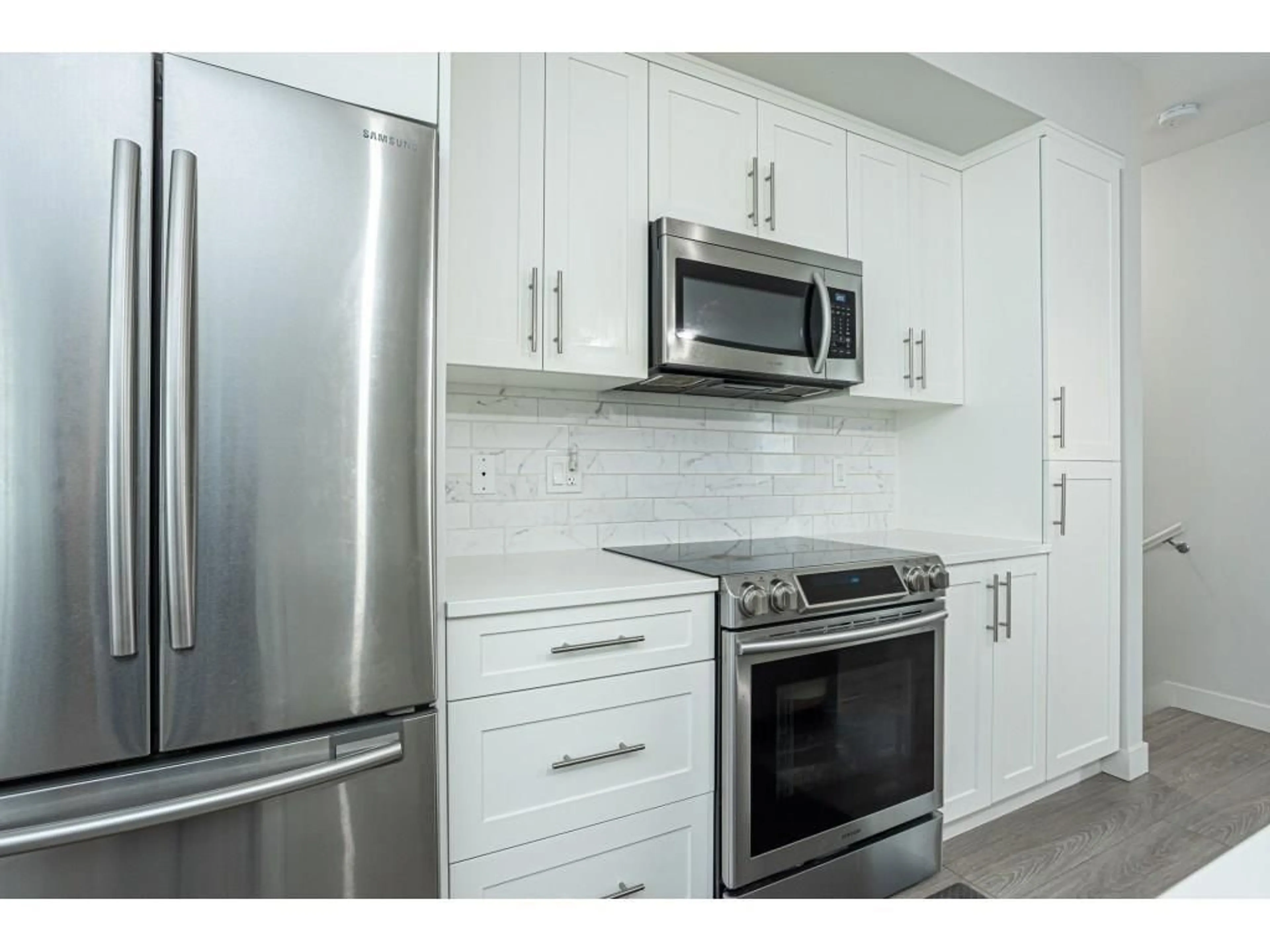 Standard kitchen, unknown for 130 - 6030 142, Surrey British Columbia V3X0J5