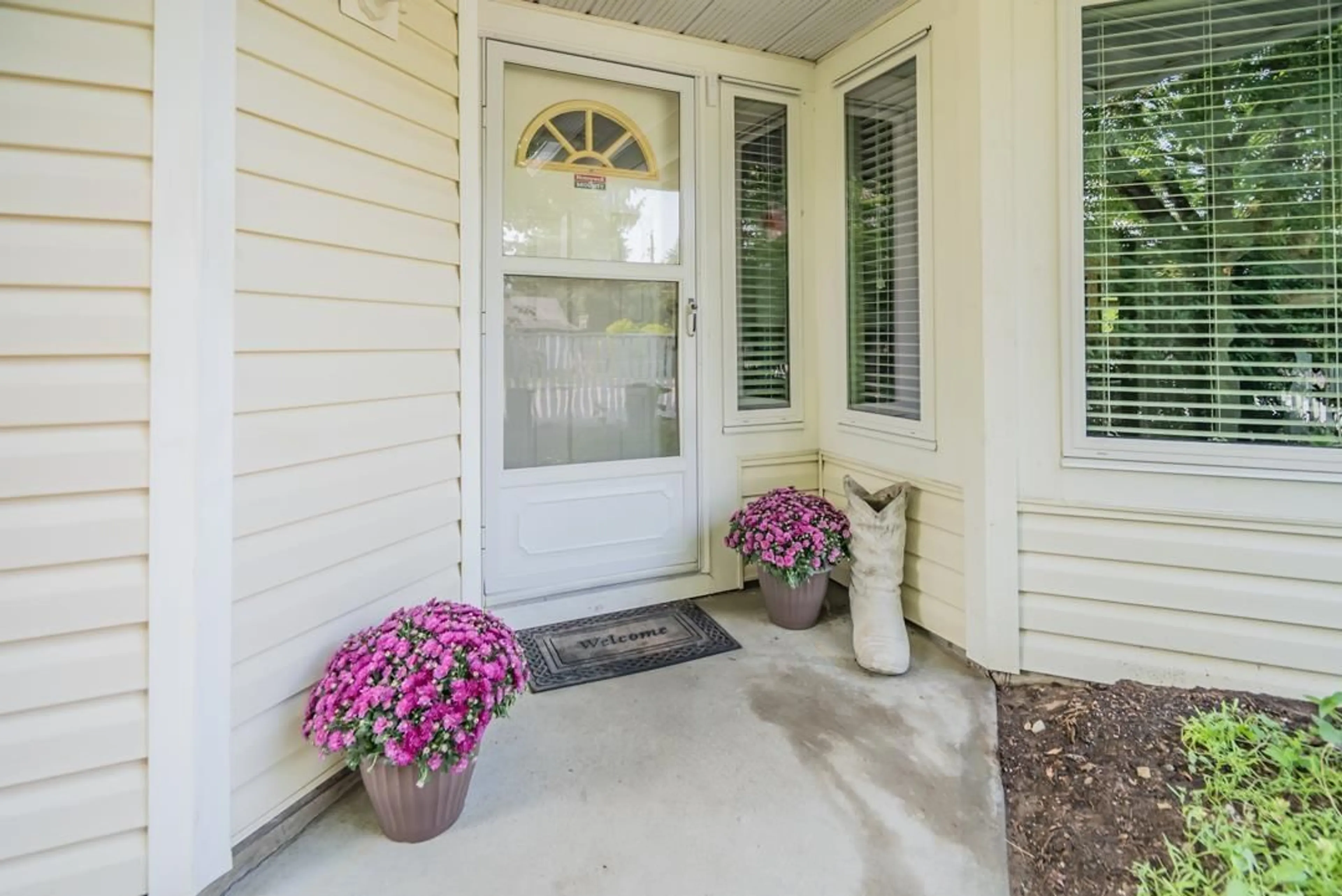 Indoor entryway for 125 - 9177 154, Surrey British Columbia V3R9G8