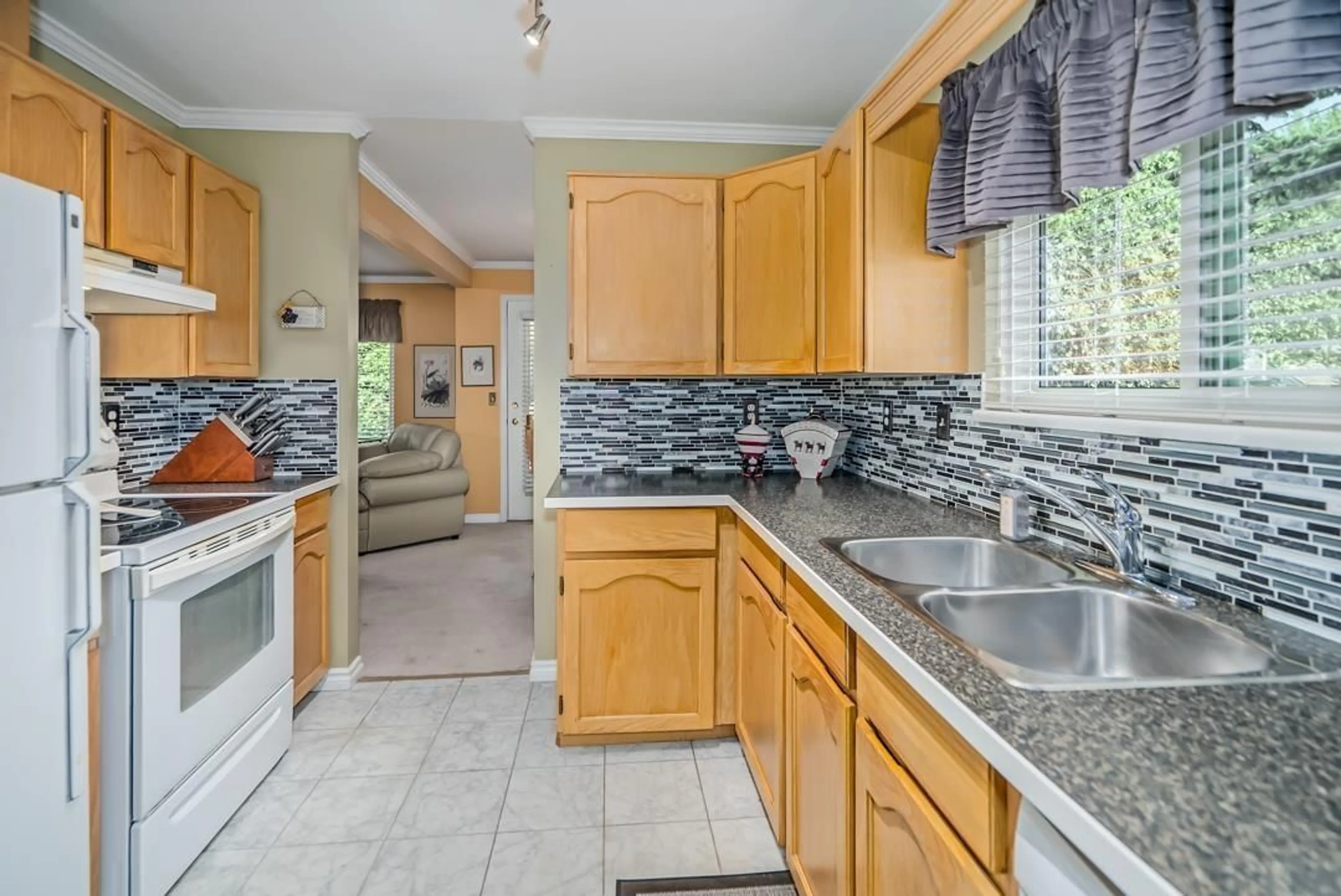 Standard kitchen, ceramic/tile floor for 125 - 9177 154, Surrey British Columbia V3R9G8