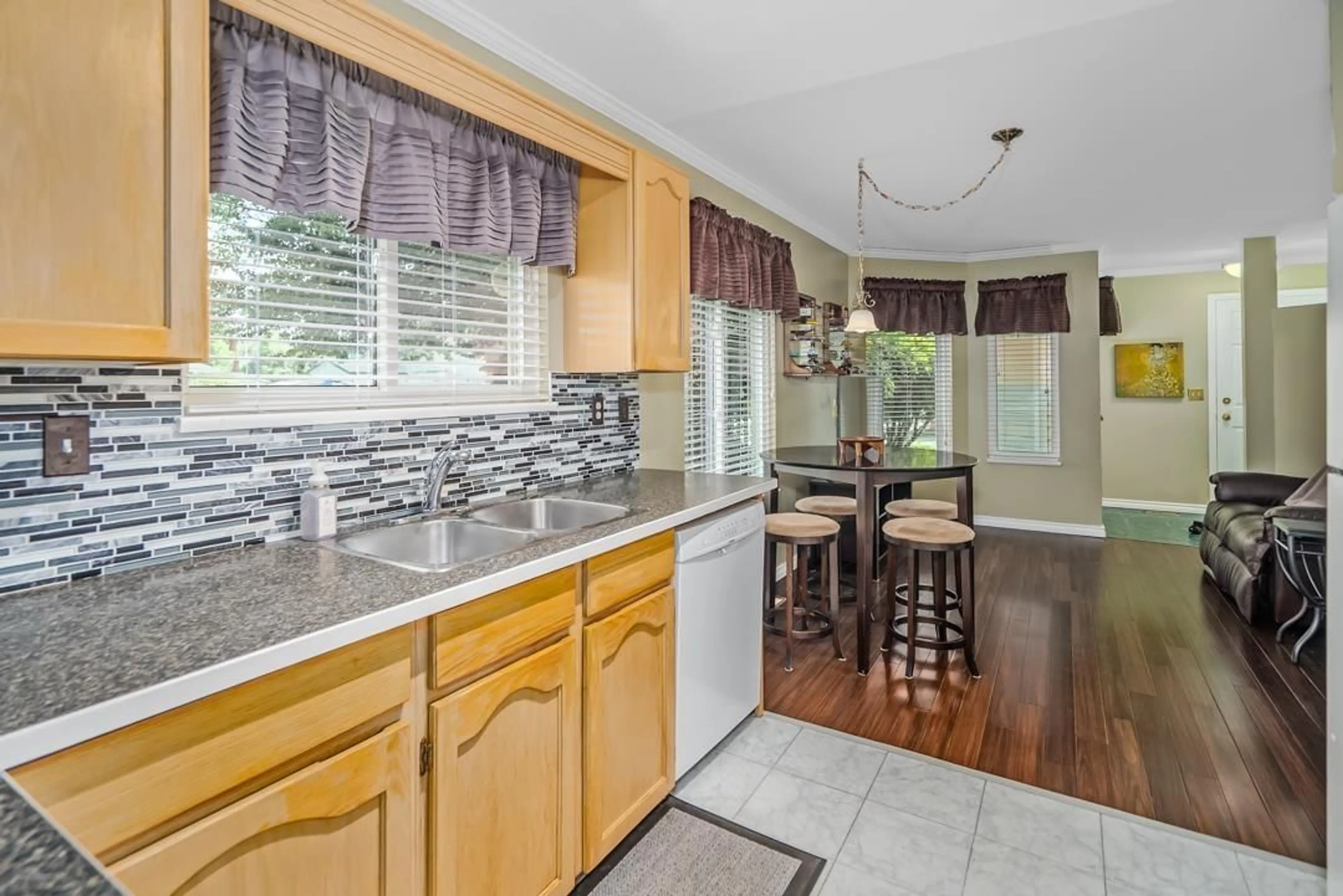 Open concept kitchen, ceramic/tile floor for 125 - 9177 154, Surrey British Columbia V3R9G8