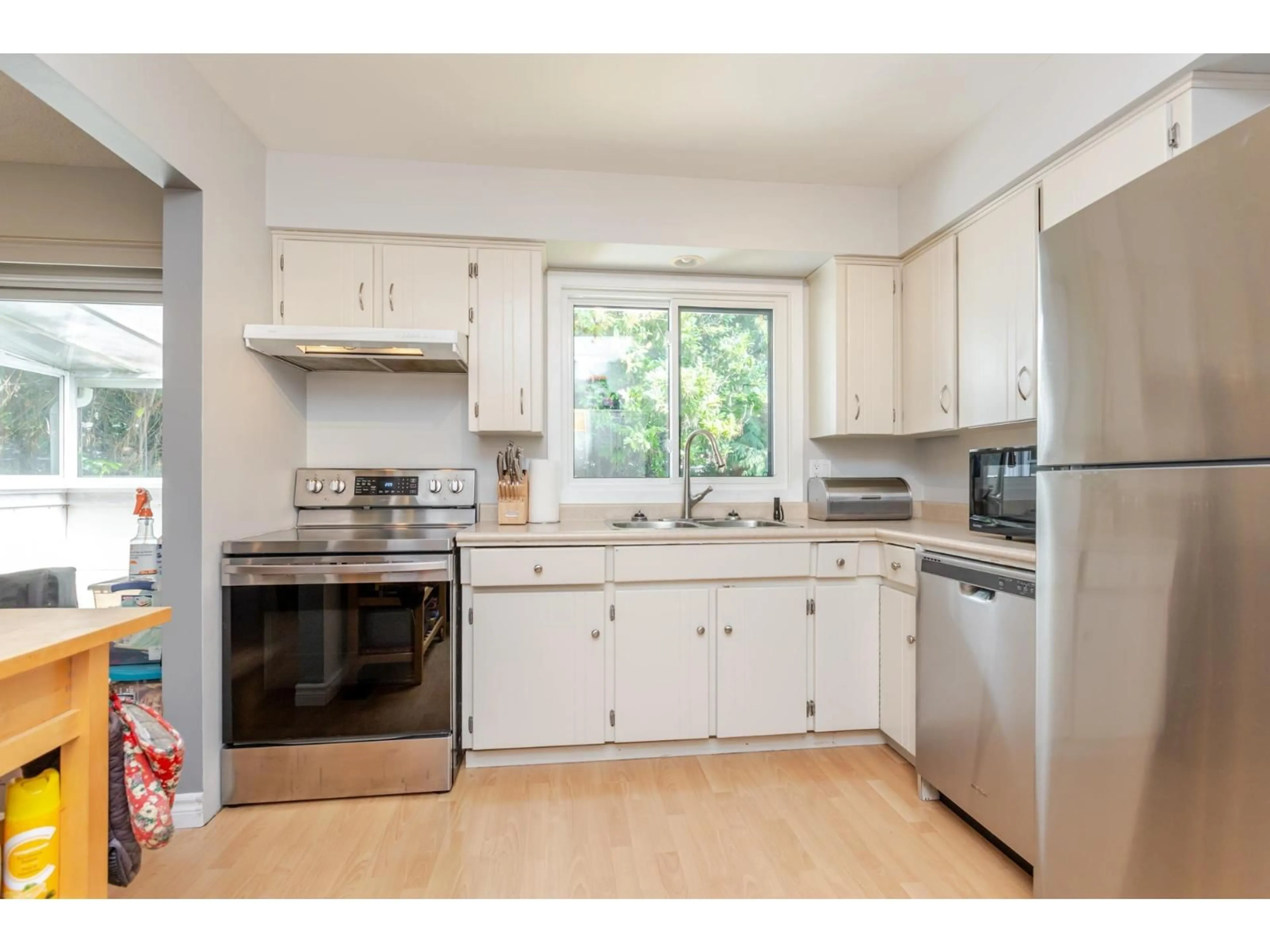 Standard kitchen, wood/laminate floor for 1426 128A, Surrey British Columbia V4A3X4