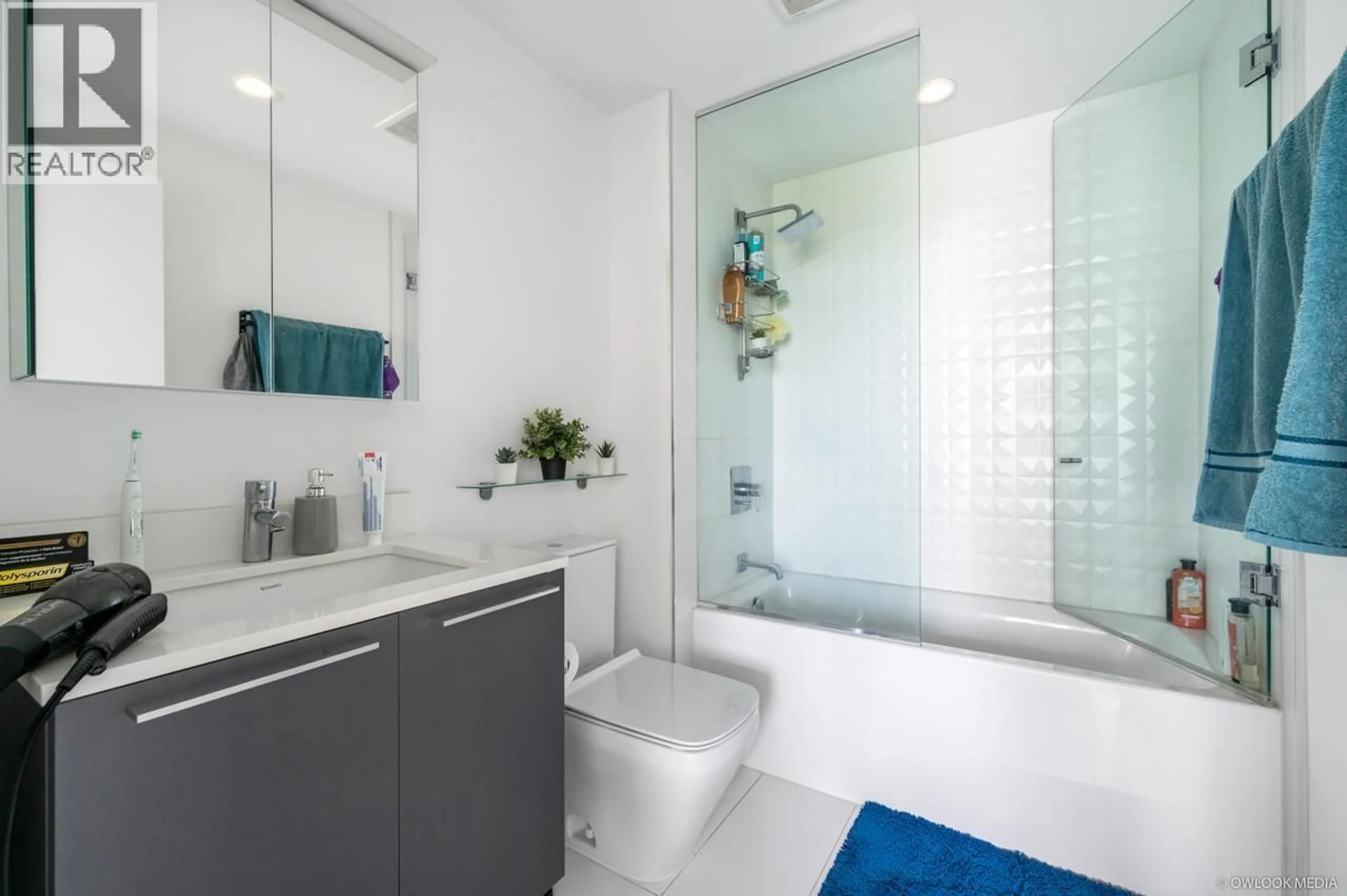 Standard bathroom, ceramic/tile floor for 1210 - 2220 KINGSWAY, Vancouver British Columbia V5N2T7
