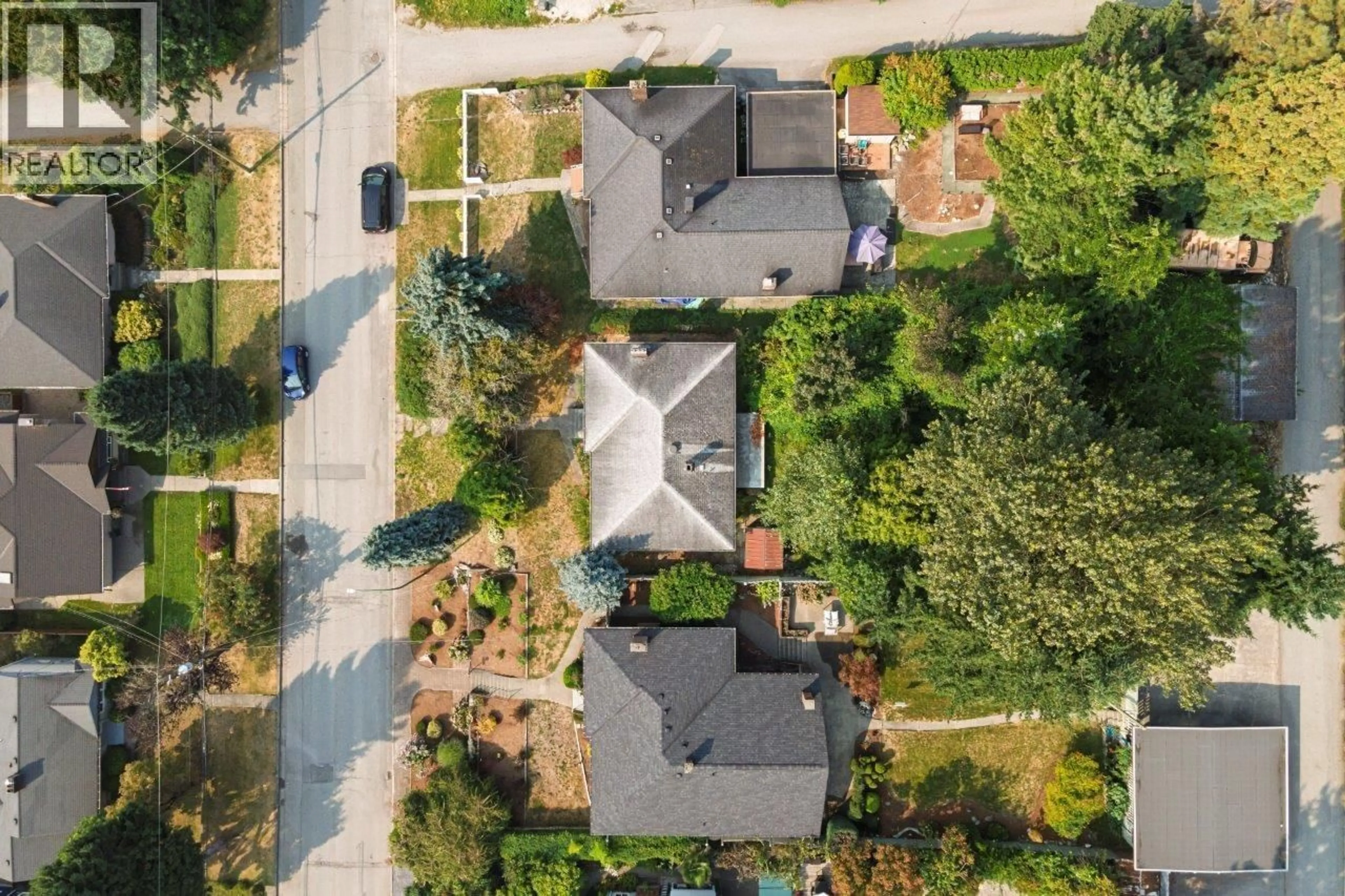 A pic from outside/outdoor area/front of a property/back of a property/a pic from drone, street for 4157 PORTLAND STREET, Burnaby British Columbia V5J2N3