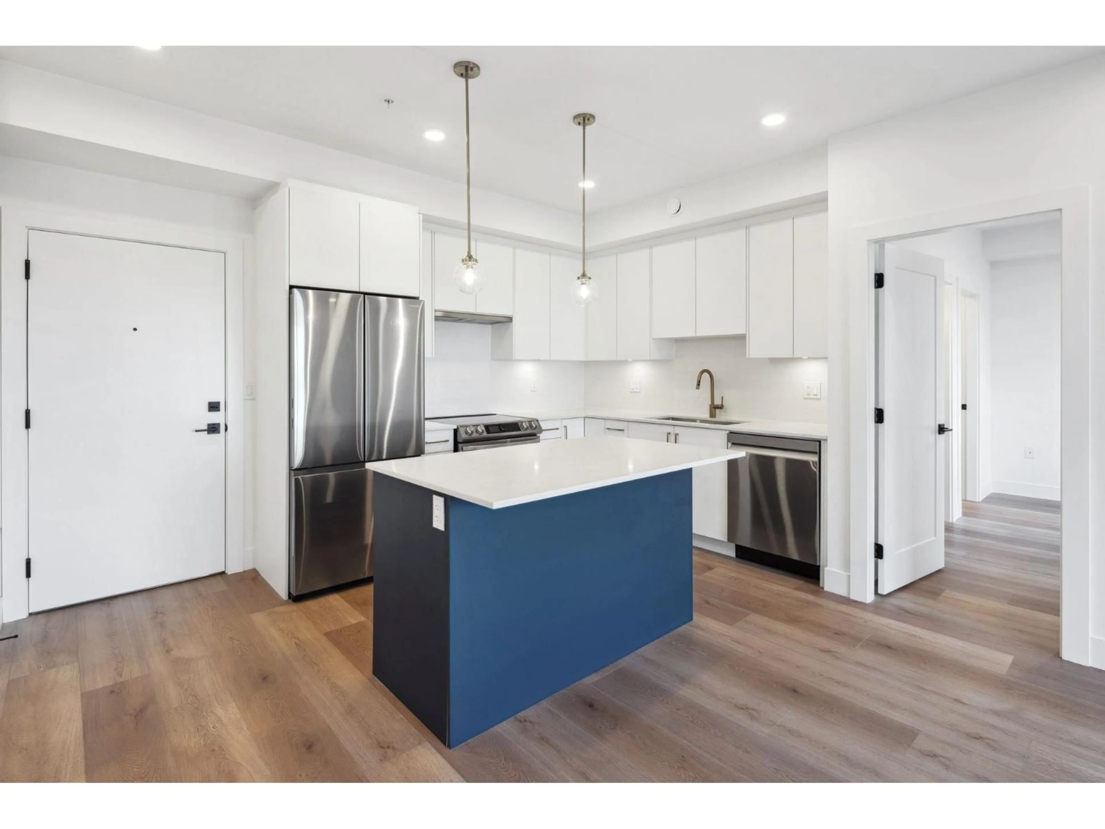 Open concept kitchen, wood/laminate floor for 407 - 20282 72B, Surrey British Columbia V2Y1T9