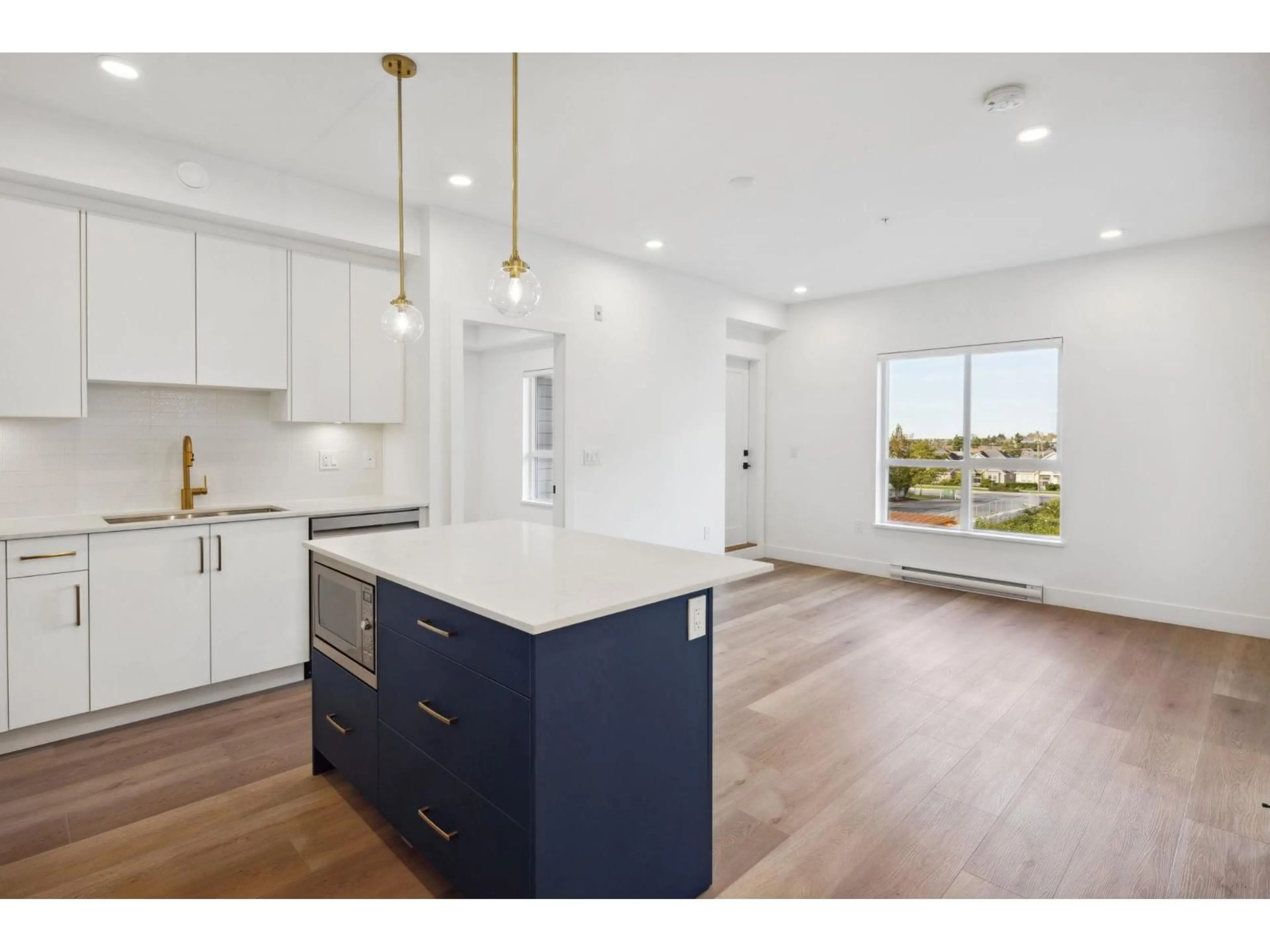 Open concept kitchen, wood/laminate floor for 407 - 20282 72B, Surrey British Columbia V2Y1T9