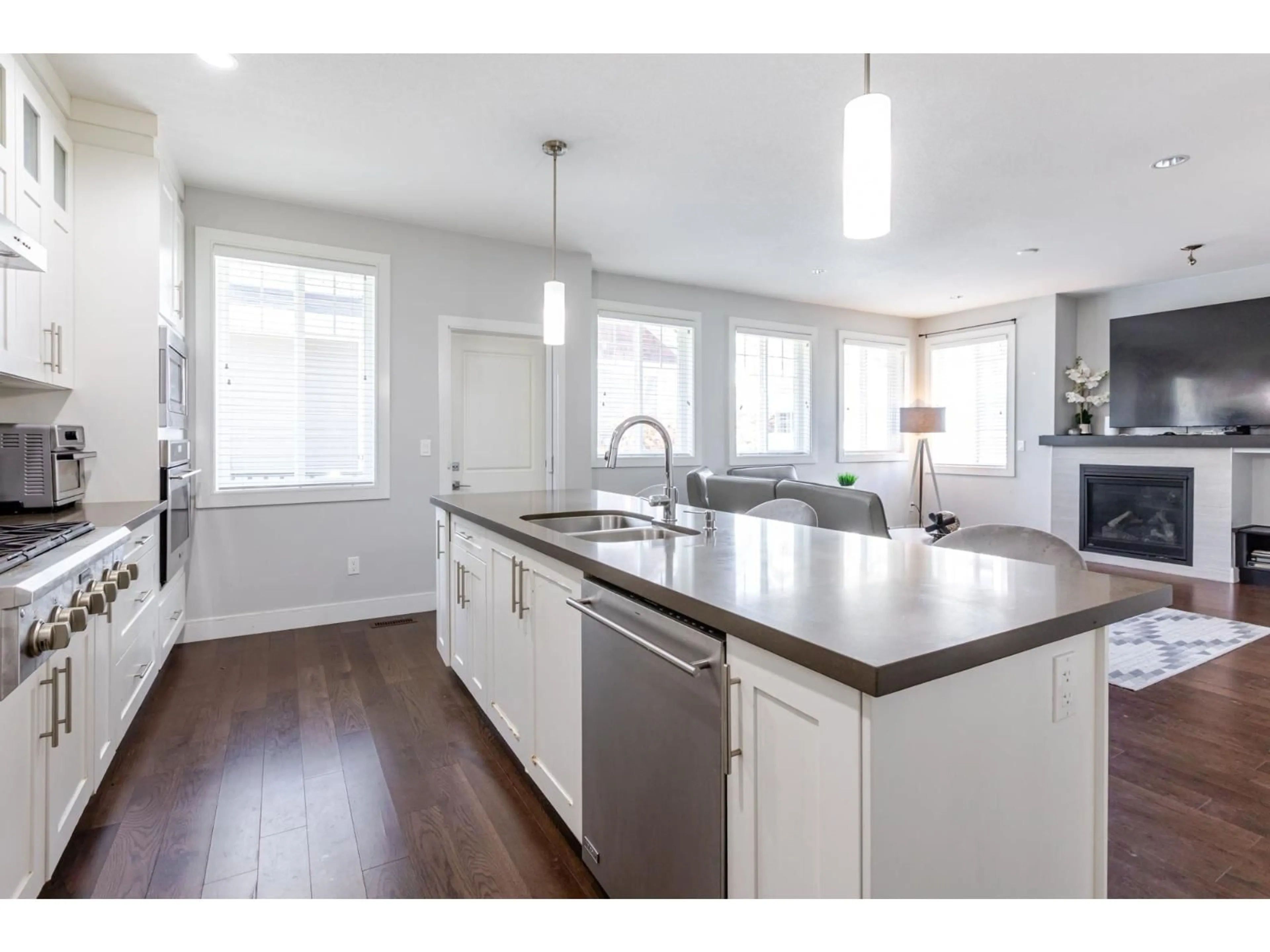 Open concept kitchen, unknown for 63 - 15988 32, Surrey British Columbia V3Z2J4