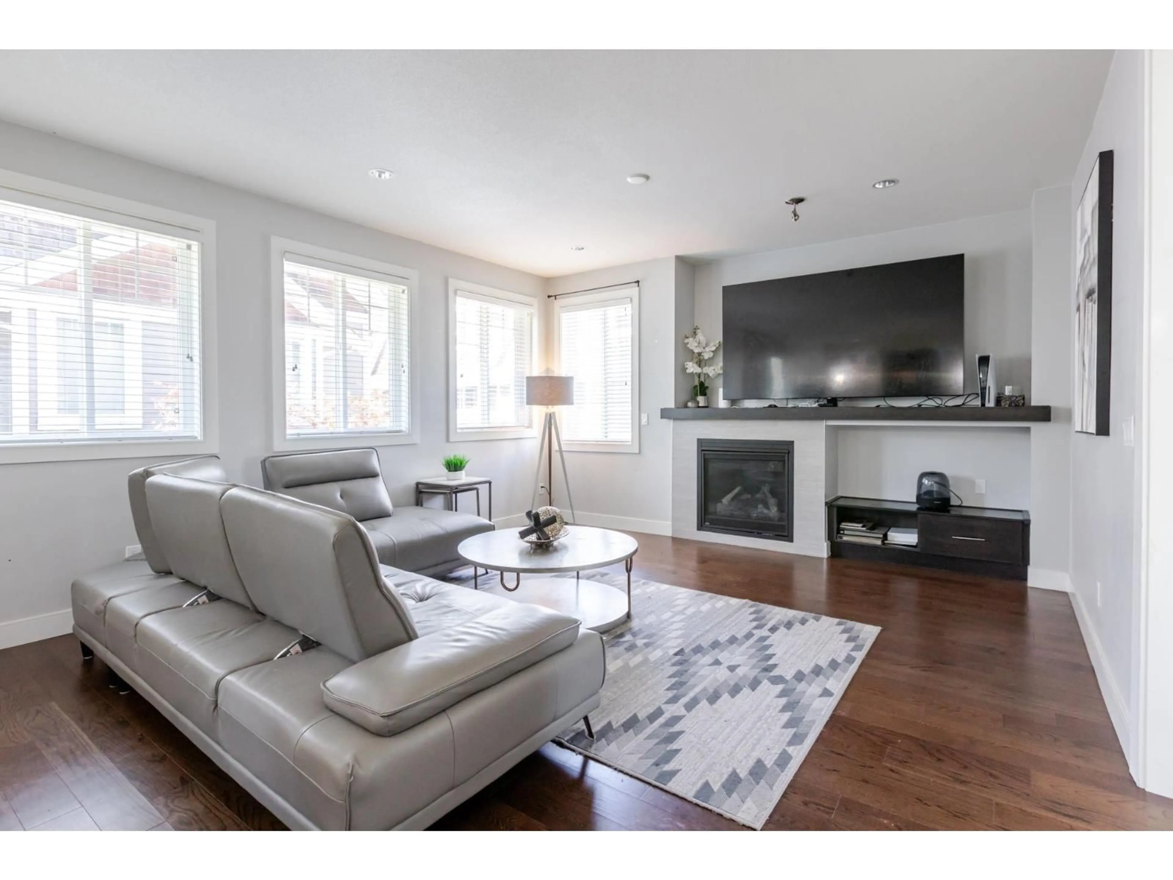 Living room with furniture, wood/laminate floor for 63 - 15988 32, Surrey British Columbia V3Z2J4
