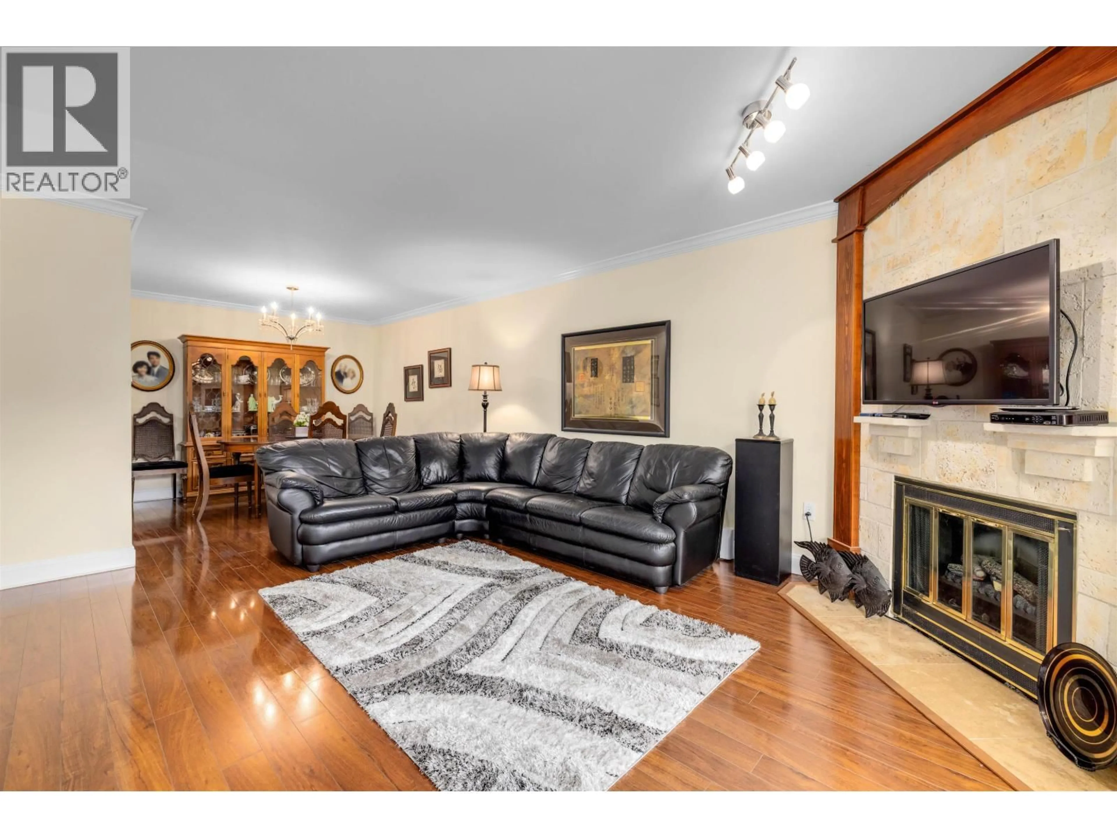 Living room with furniture, wood/laminate floor for 101 - 10220 RYAN ROAD, Richmond British Columbia V7A4R1