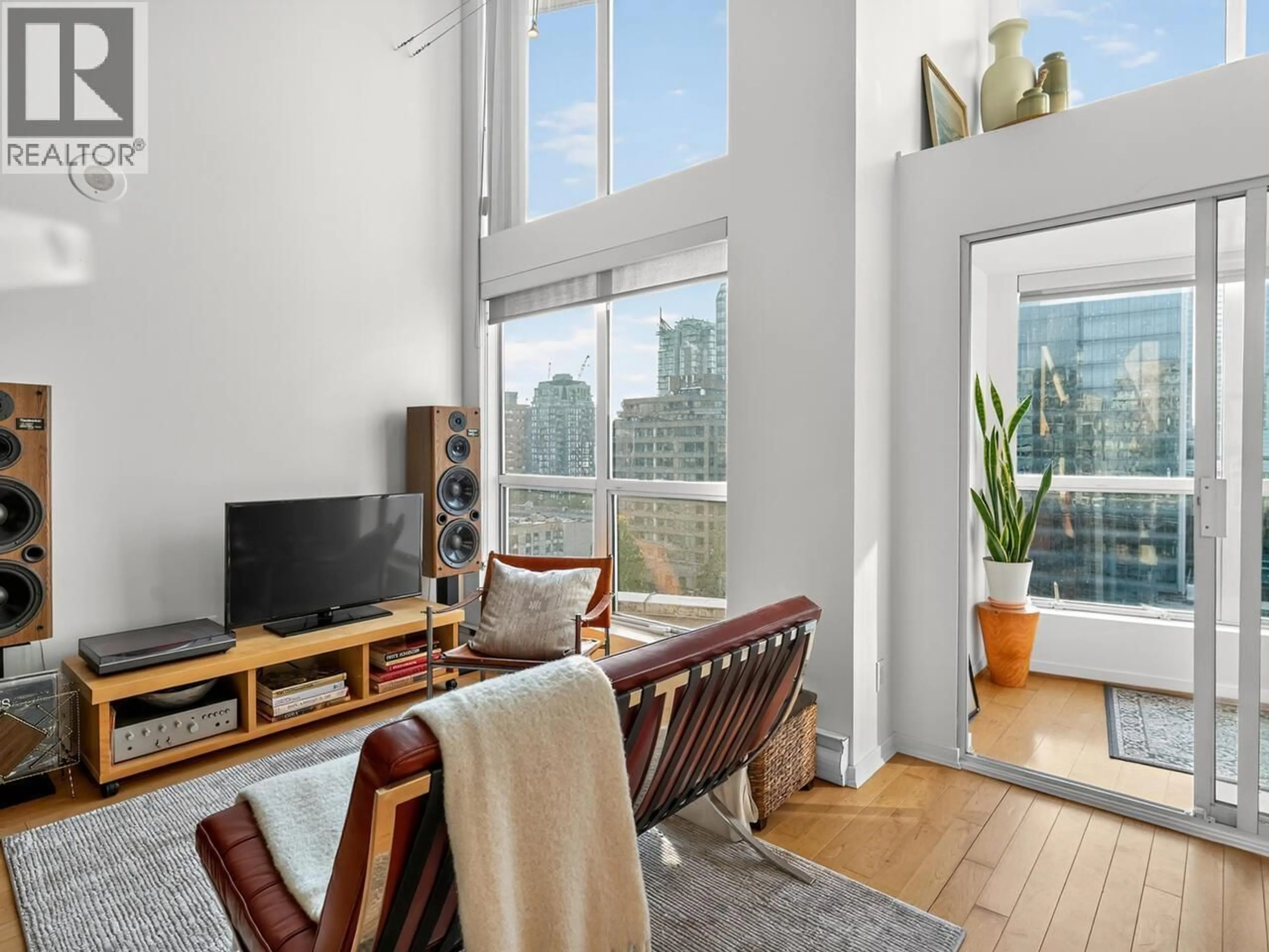 Living room with furniture, wood/laminate floor for 804 - 933 SEYMOUR STREET, Vancouver British Columbia V6B6L6