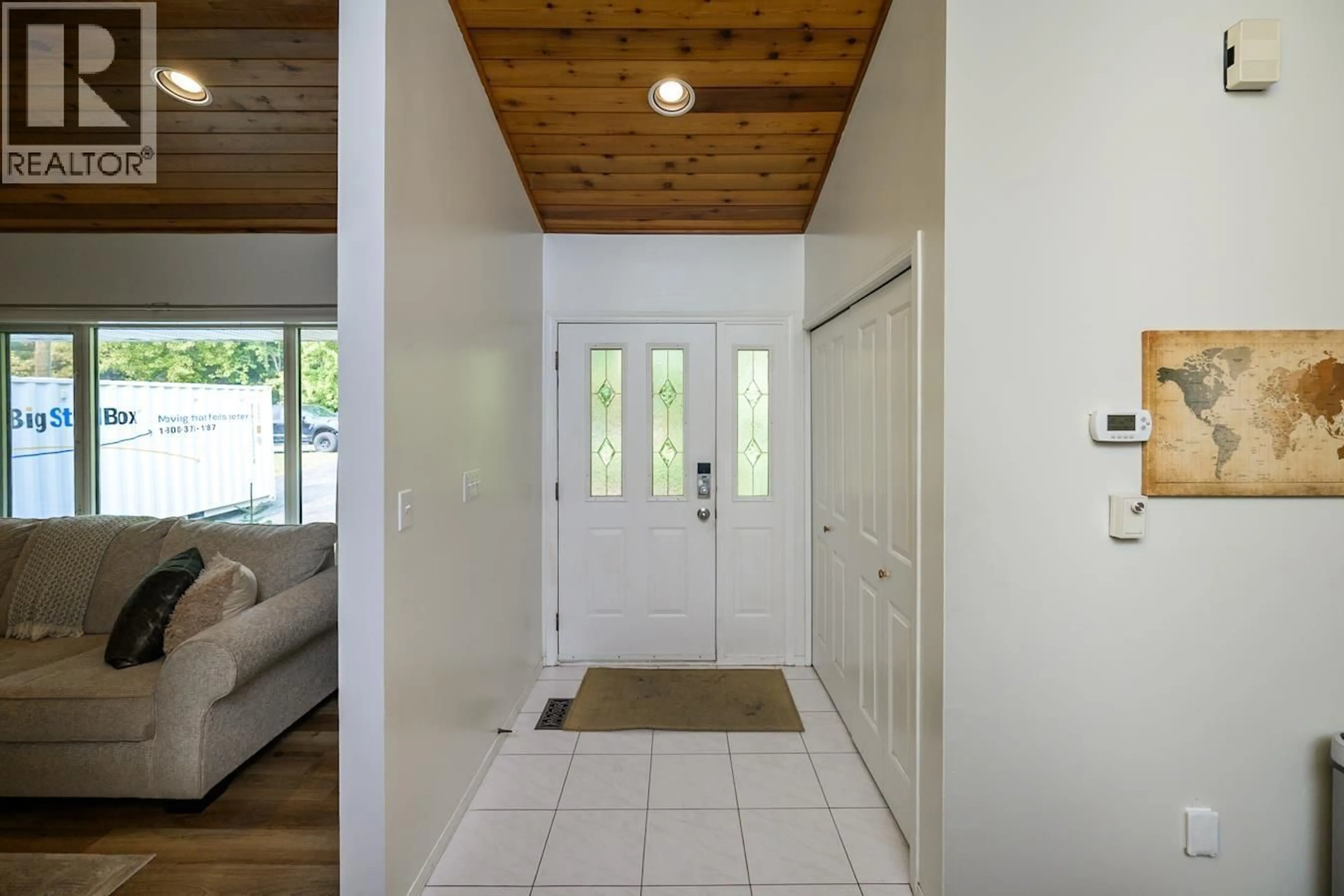 Indoor foyer for 3917 GILBERT DRIVE, Prince George British Columbia V2K4Z6
