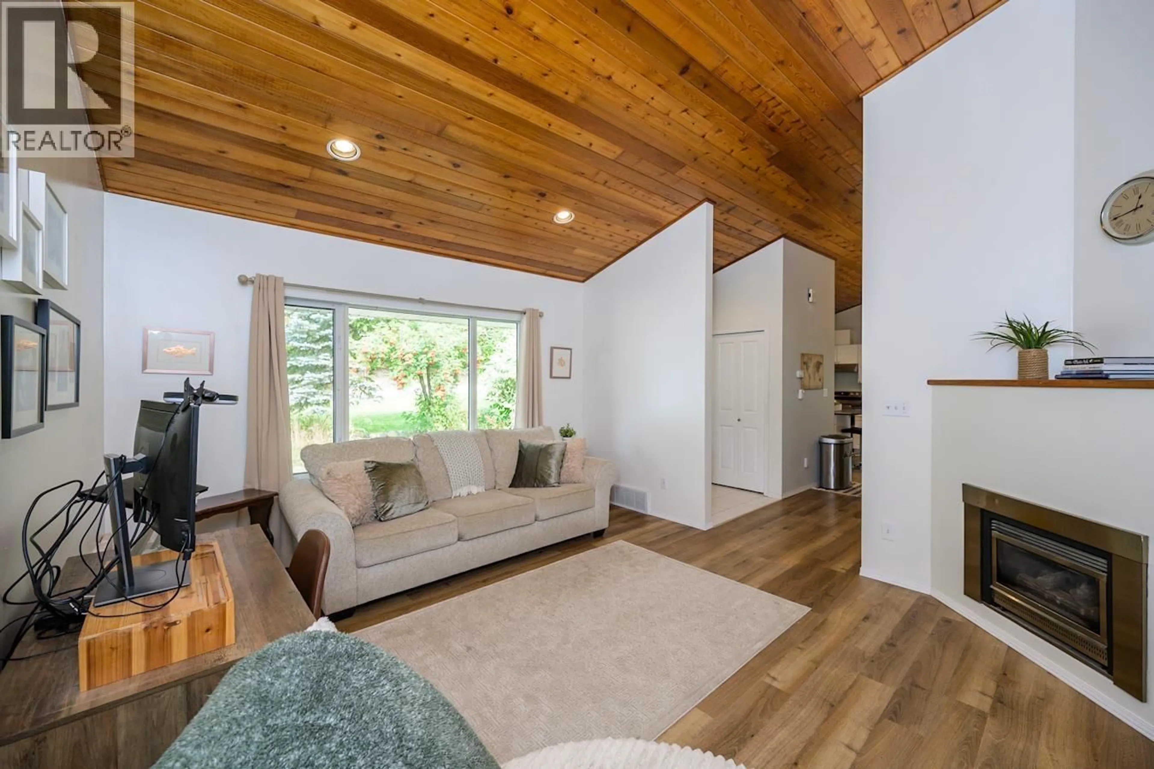 Living room with furniture, wood/laminate floor for 3917 GILBERT DRIVE, Prince George British Columbia V2K4Z6