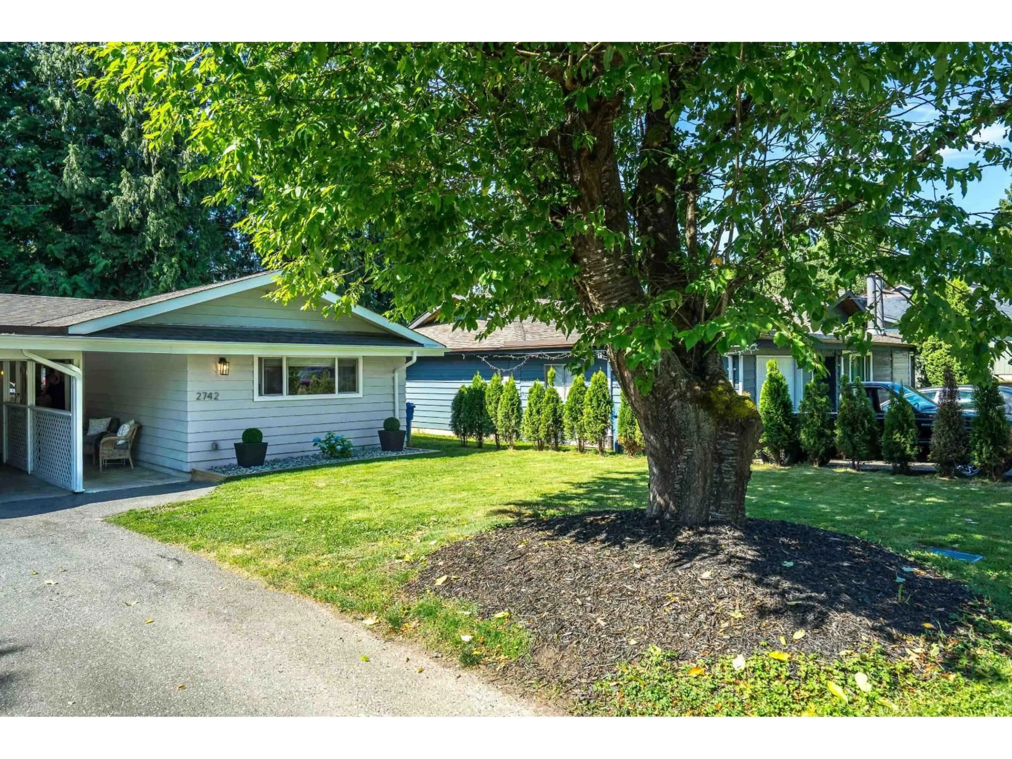 A pic from outside/outdoor area/front of a property/back of a property/a pic from drone, street for 2742 SANDON, Abbotsford British Columbia V2S7J3