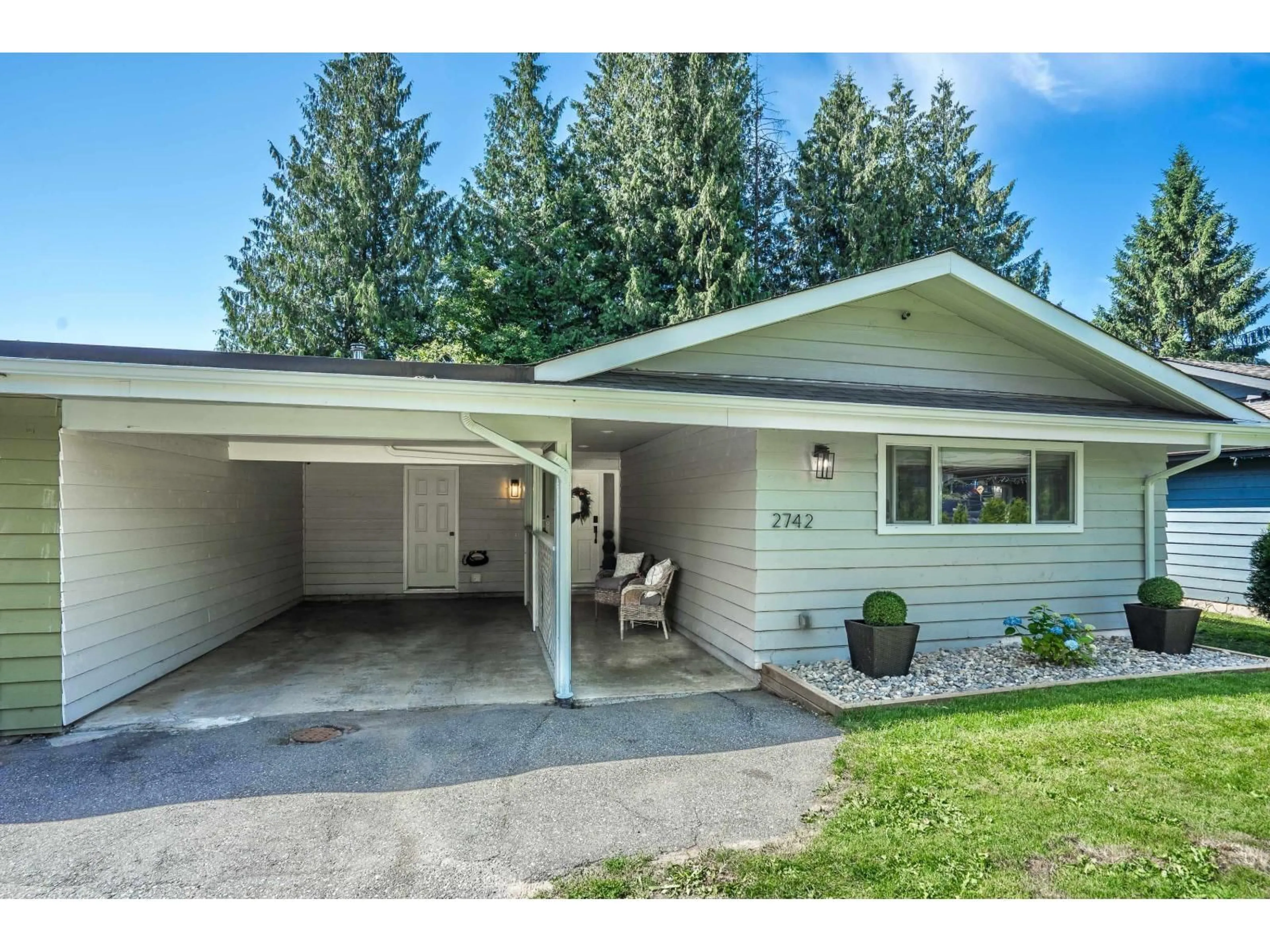 Home with vinyl exterior material, street for 2742 SANDON, Abbotsford British Columbia V2S7J3