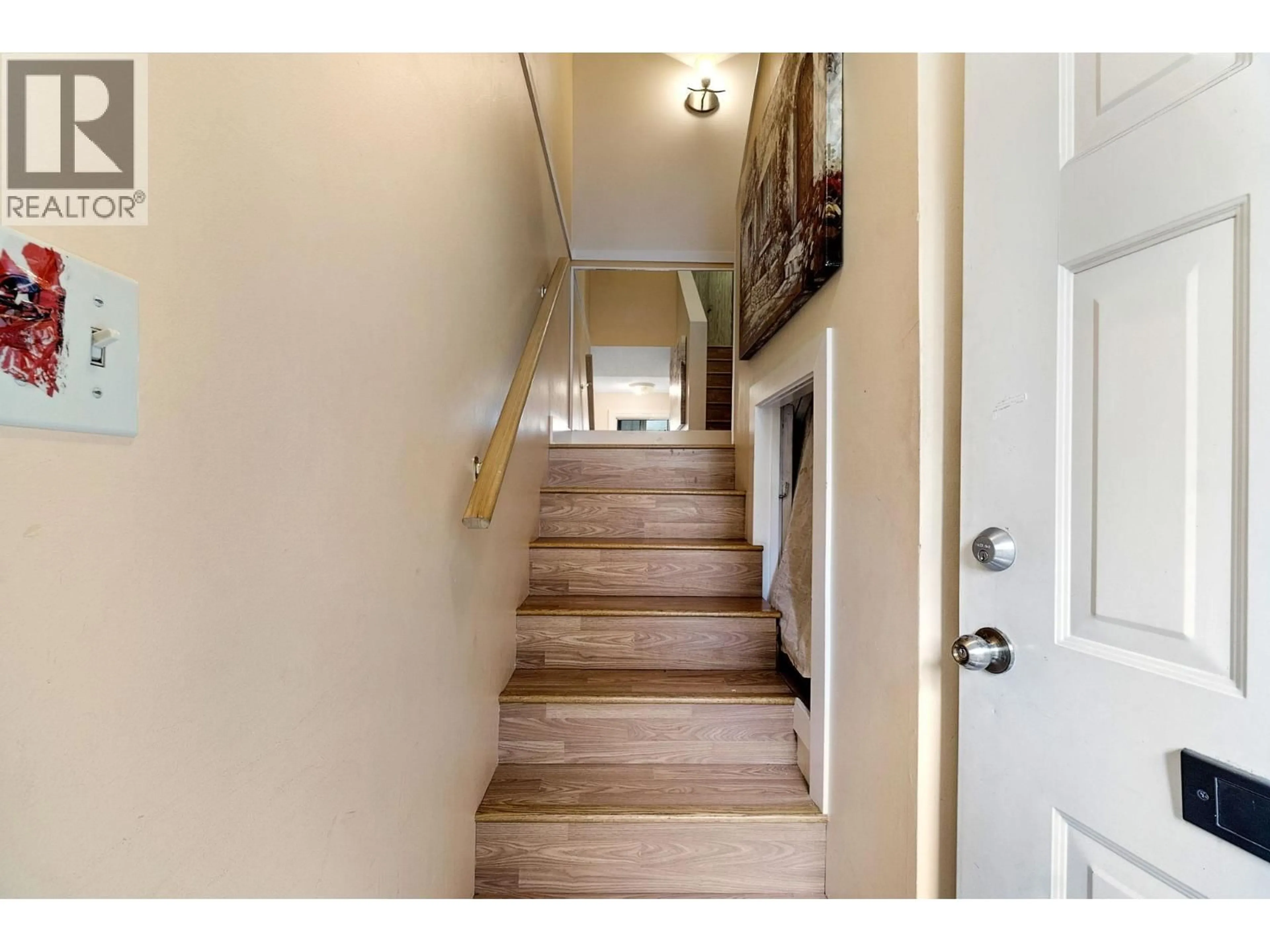 Indoor entryway for 18 - 385 GINGER DRIVE, New Westminster British Columbia V3L5L6