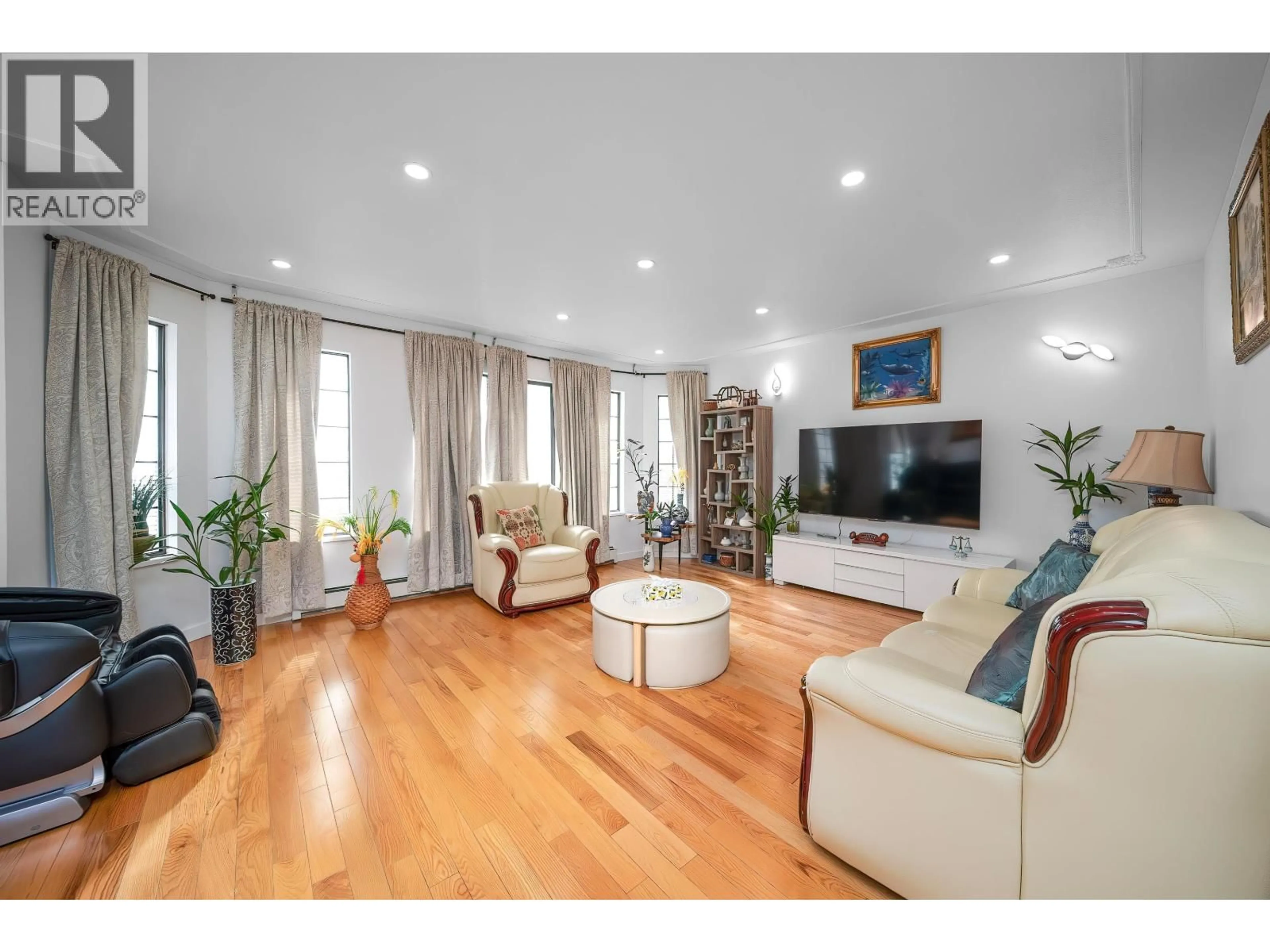 Living room with furniture, wood/laminate floor for 3609 TURNER STREET, Vancouver British Columbia V5K2J2