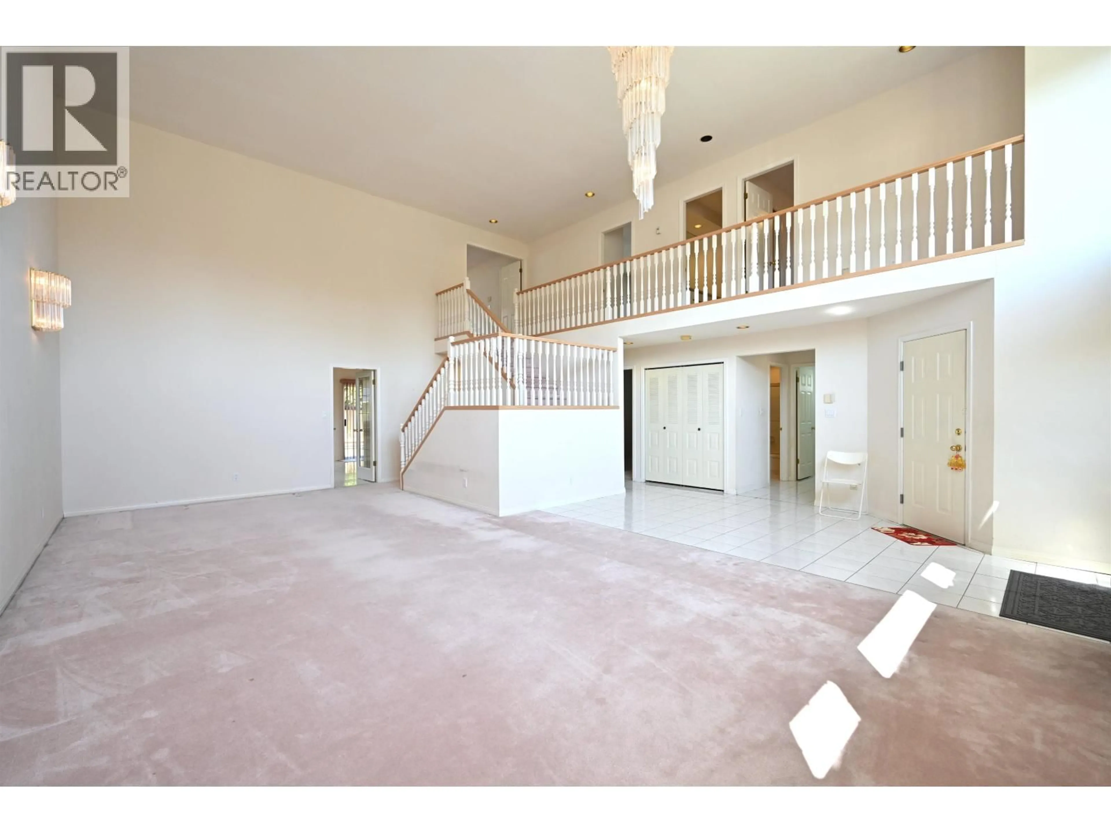 Indoor foyer for 5031 BLUNDELL ROAD, Richmond British Columbia V7C1H3