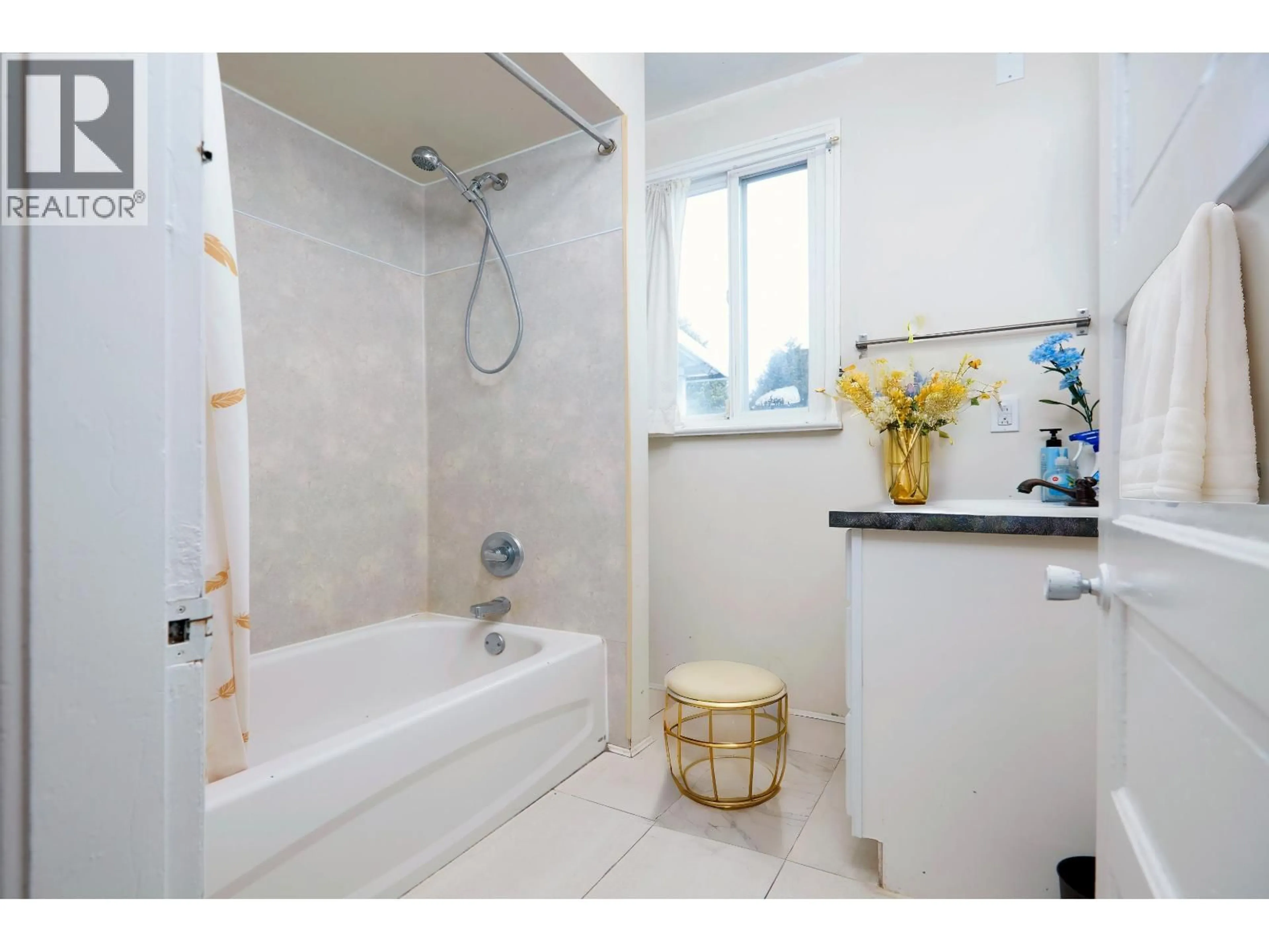 Standard bathroom, ceramic/tile floor for 1440 1ST AVENUE, Vancouver British Columbia V5N1A3