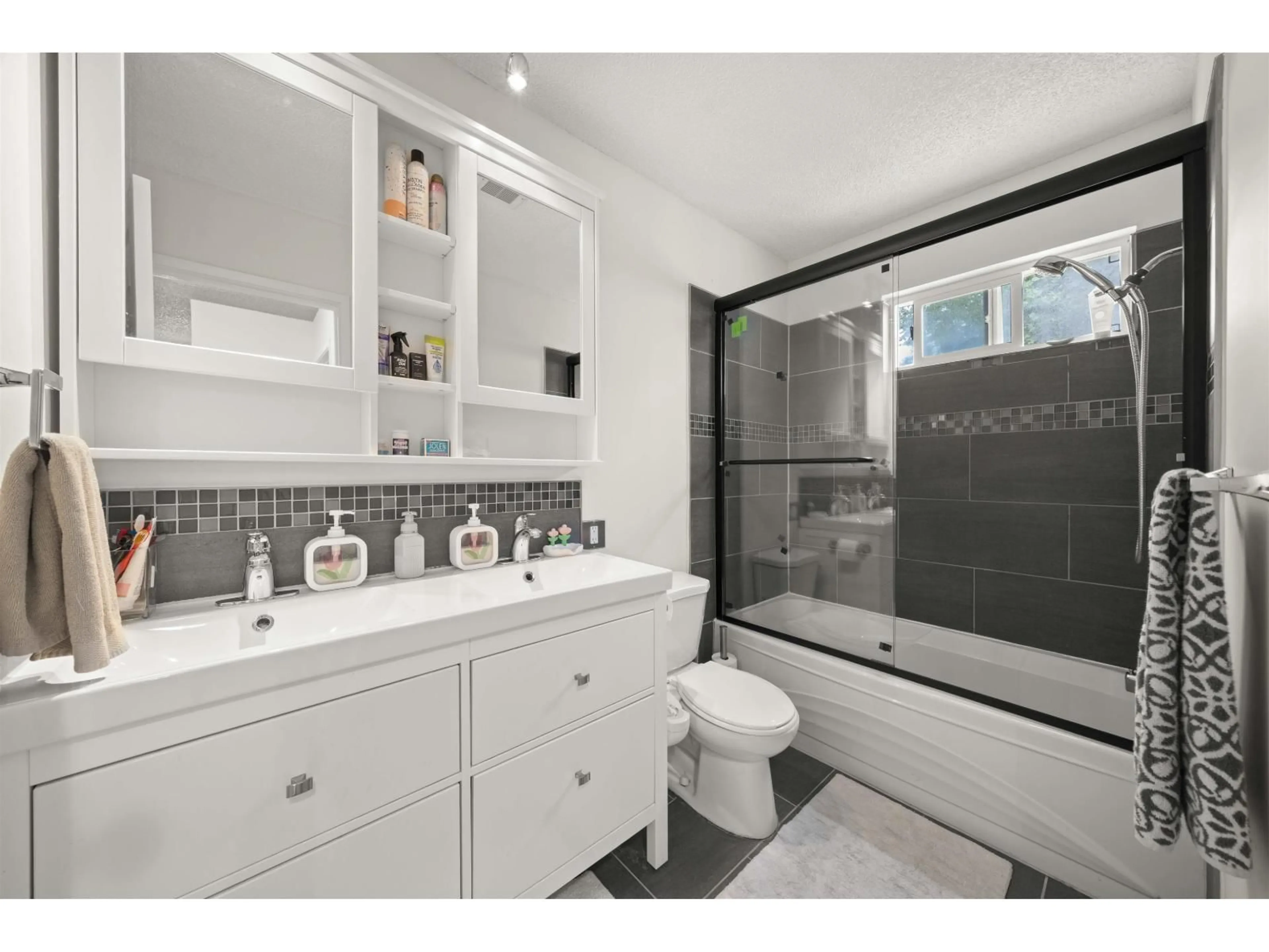 Contemporary bathroom, ceramic/tile floor for 65 - 9366 128, Surrey British Columbia V3V6A4