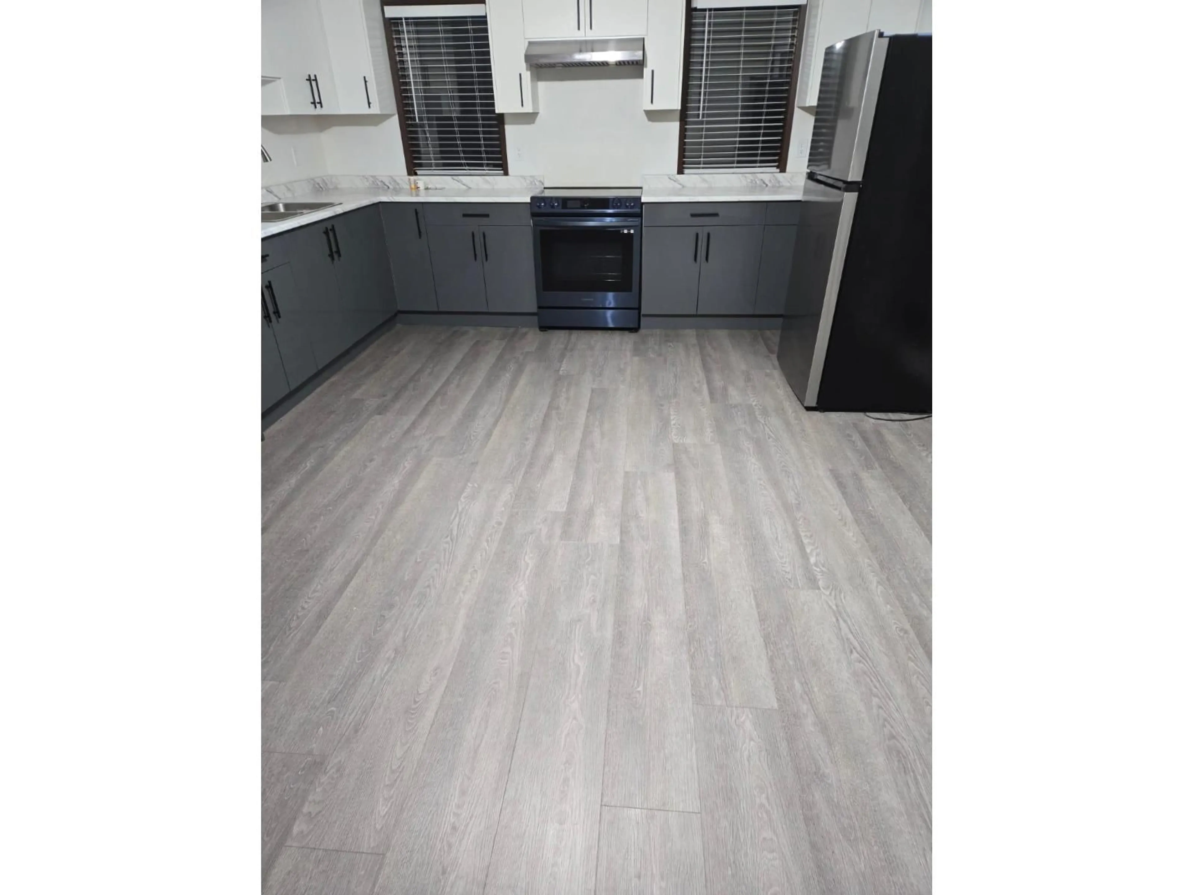 Open concept kitchen, wood/laminate floor for 31447 WINTON, Abbotsford British Columbia V2T6L7