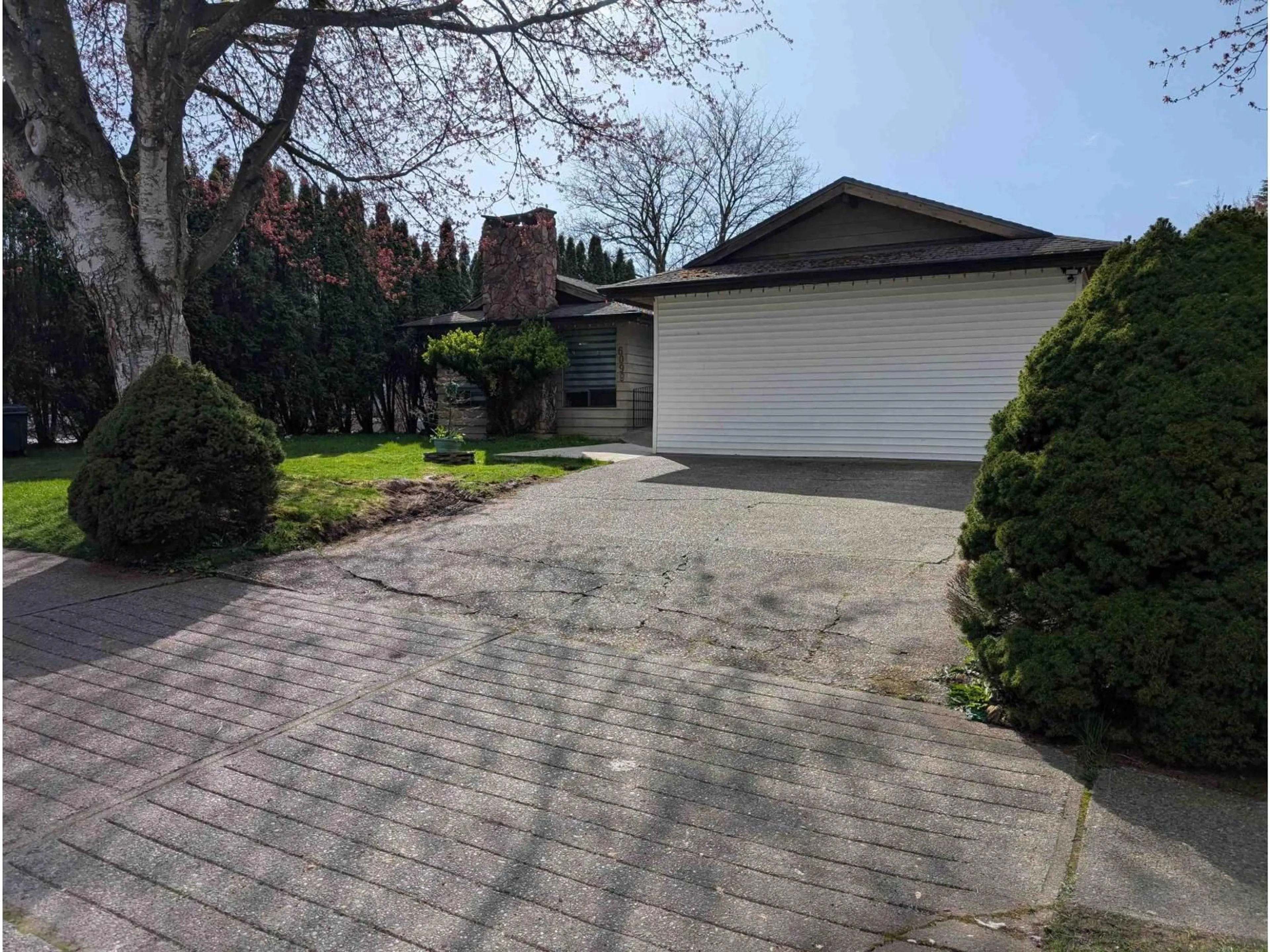 A pic from outside/outdoor area/front of a property/back of a property/a pic from drone, street for 6099 172, Surrey British Columbia V3W2M7