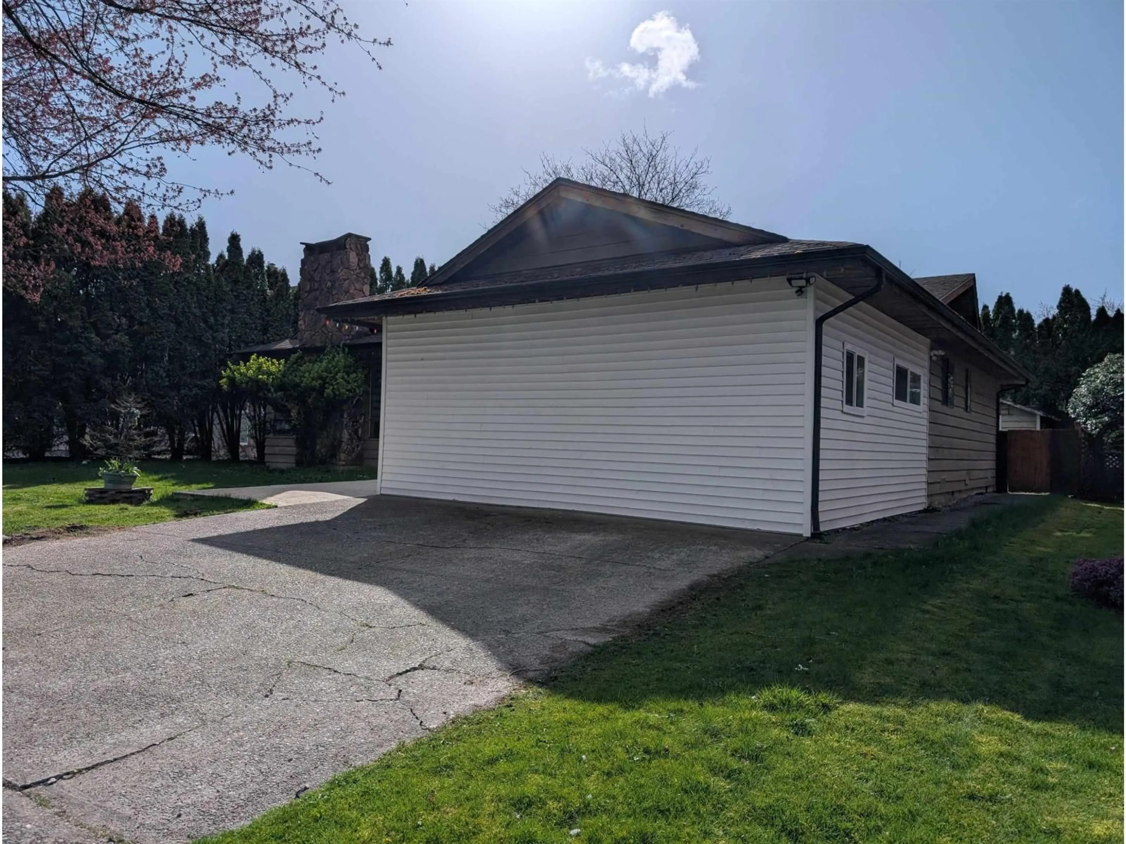 A pic from outside/outdoor area/front of a property/back of a property/a pic from drone, street for 6099 172, Surrey British Columbia V3W2M7