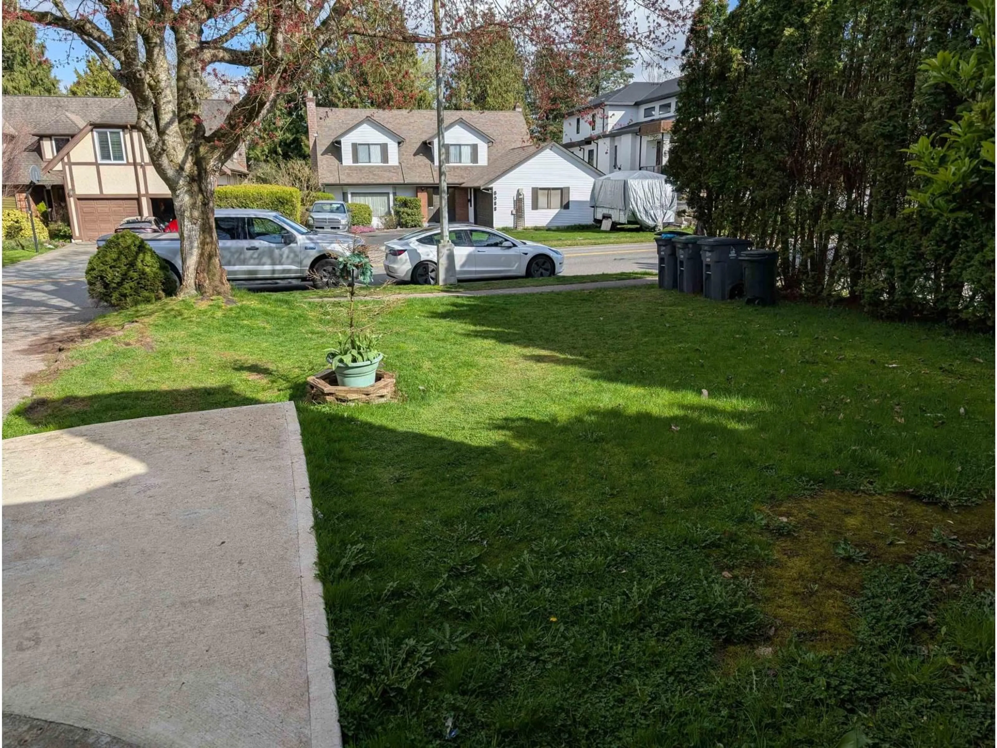 A pic from outside/outdoor area/front of a property/back of a property/a pic from drone, street for 6099 172, Surrey British Columbia V3W2M7
