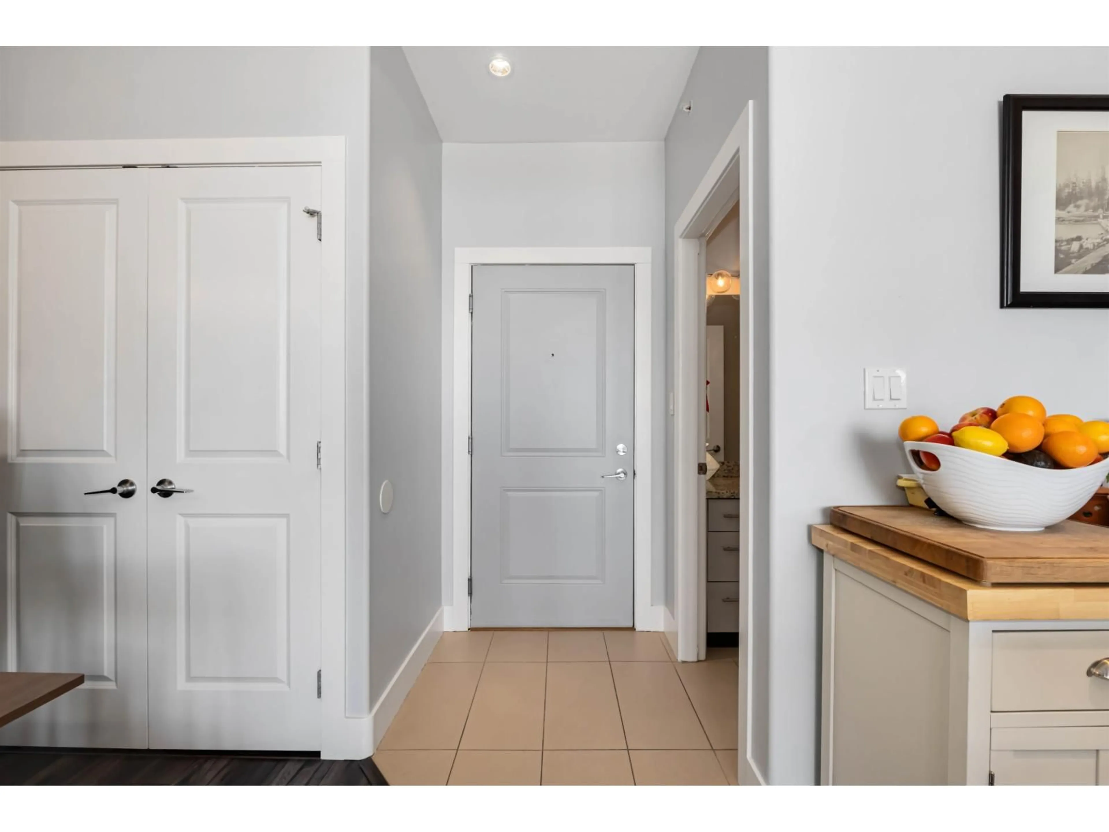 Indoor entryway for 421 - 2970 KING GEORGE, Surrey British Columbia V4P0E6