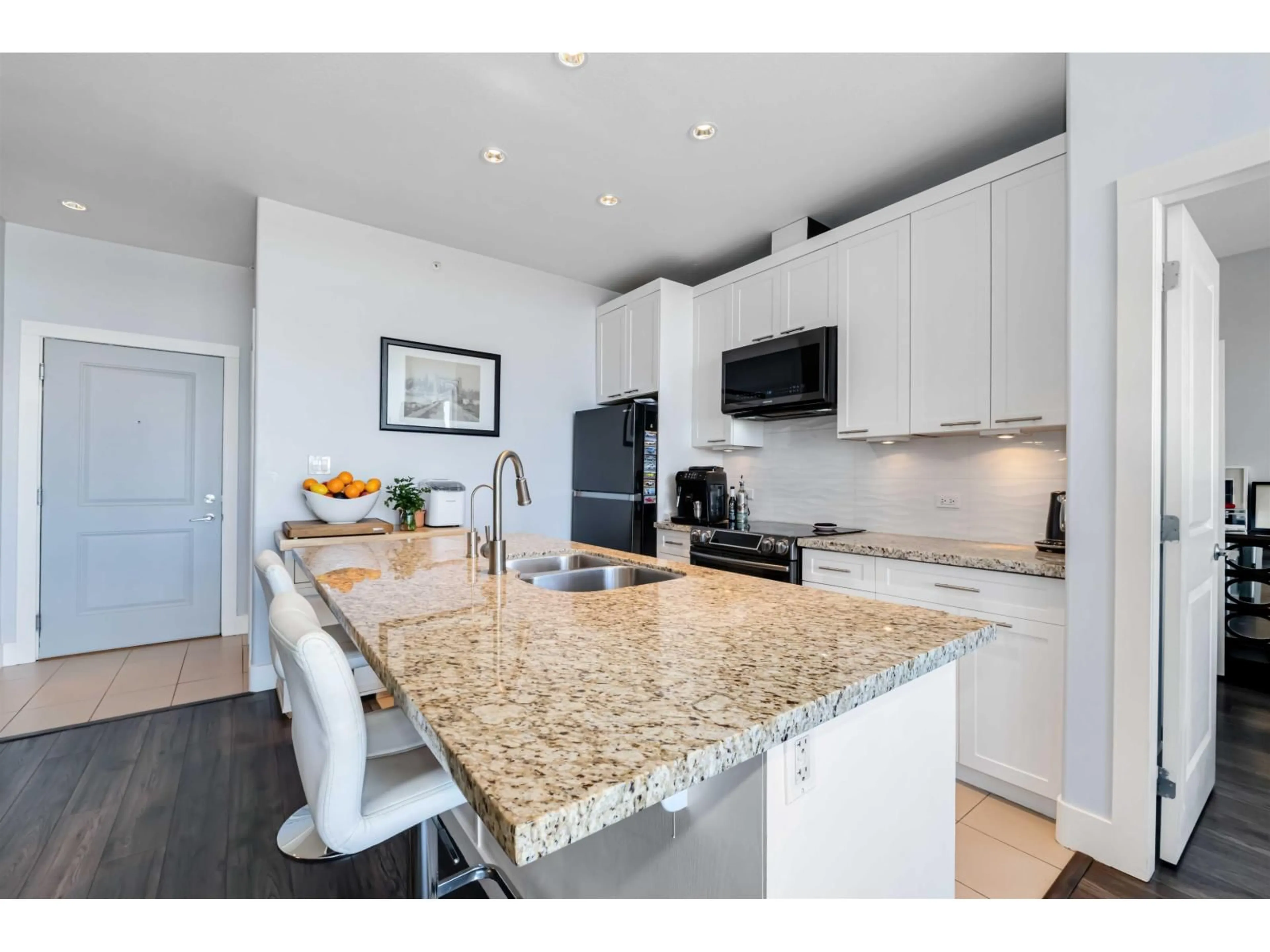 Open concept kitchen, unknown for 421 - 2970 KING GEORGE, Surrey British Columbia V4P0E6