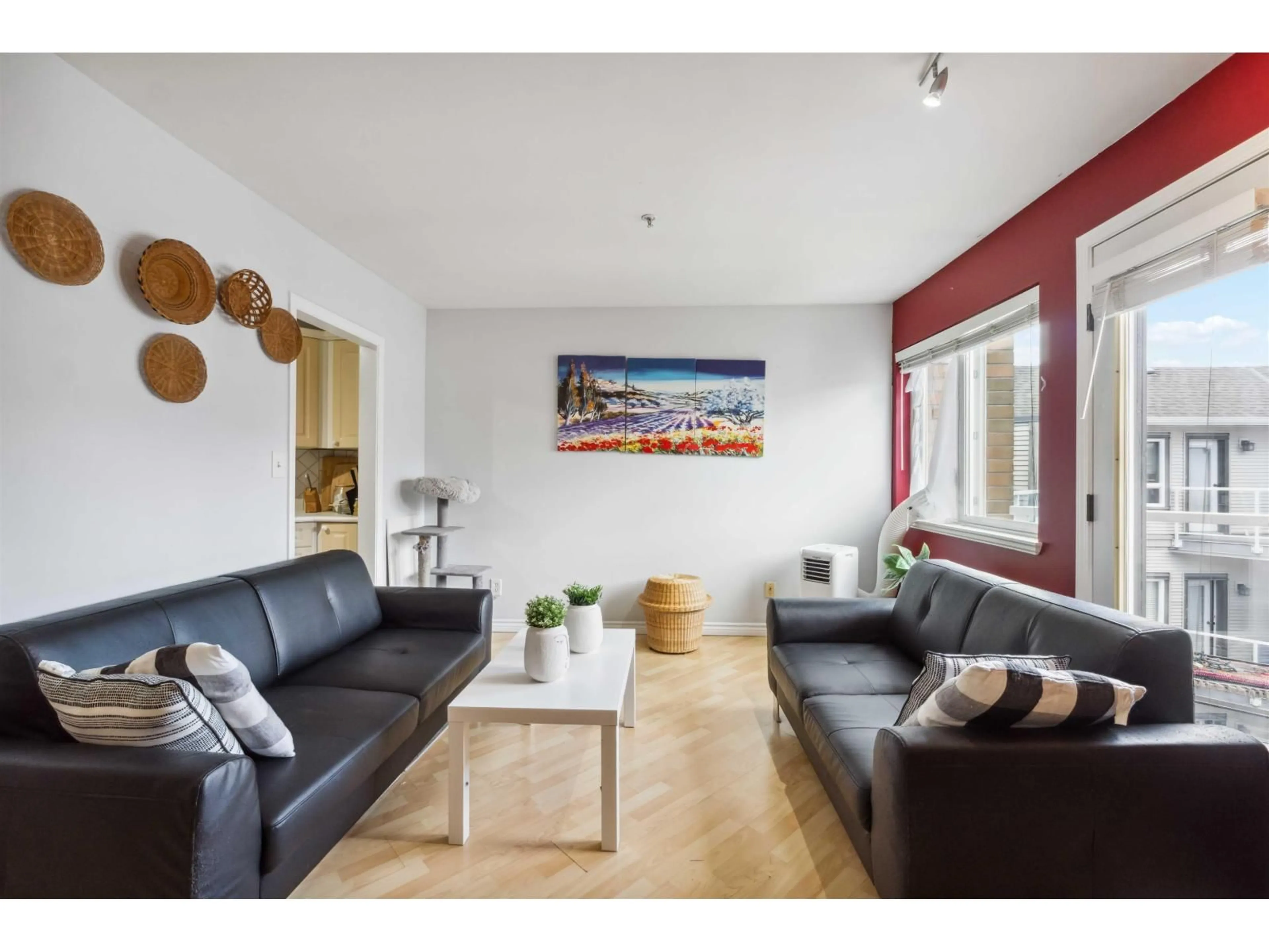 Living room with furniture, wood/laminate floor for 402 - 8142 120A, Surrey British Columbia V3W0N1
