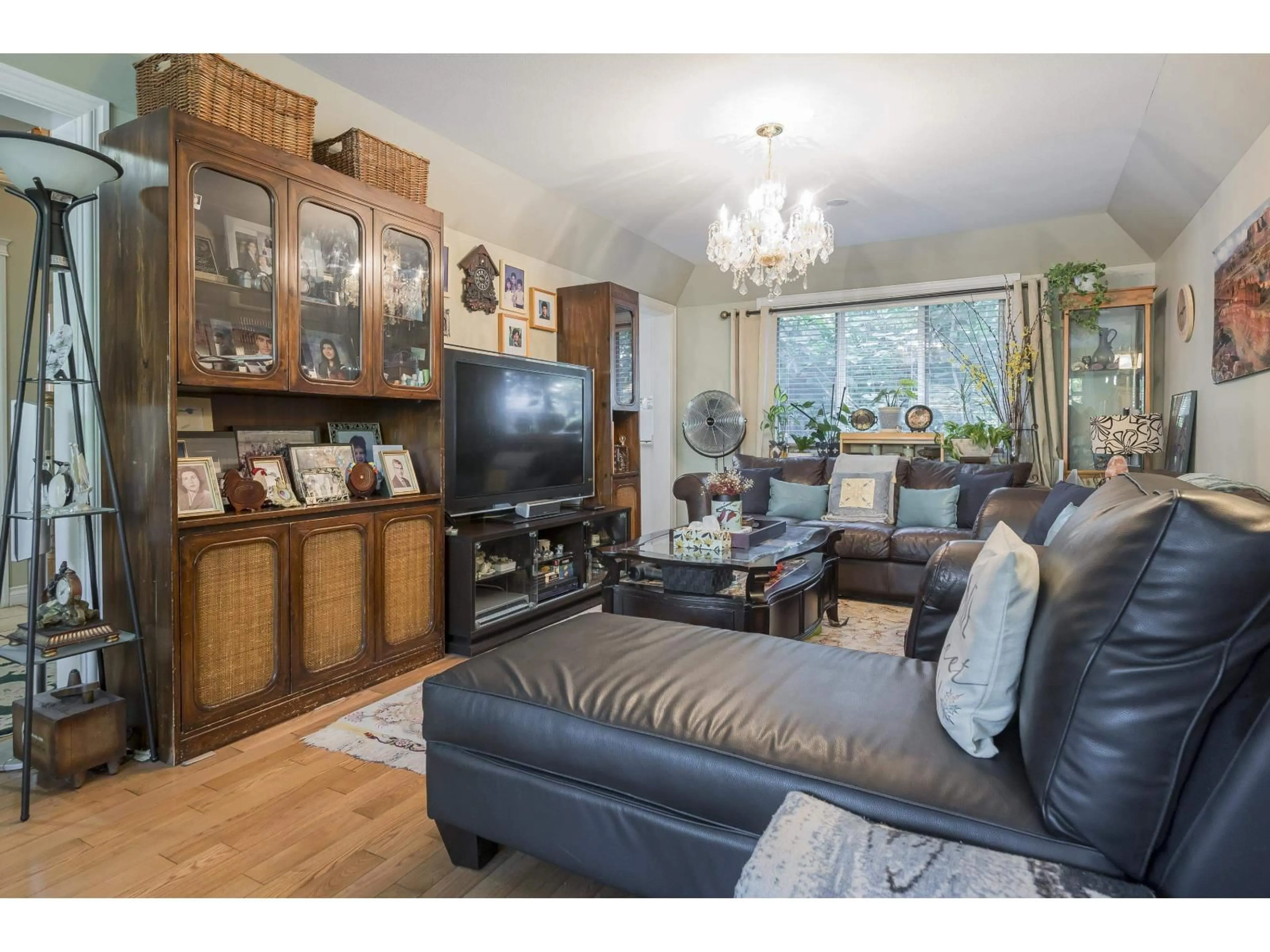 Living room with furniture, wood/laminate floor for 14710 106, Surrey British Columbia V3R5Y1
