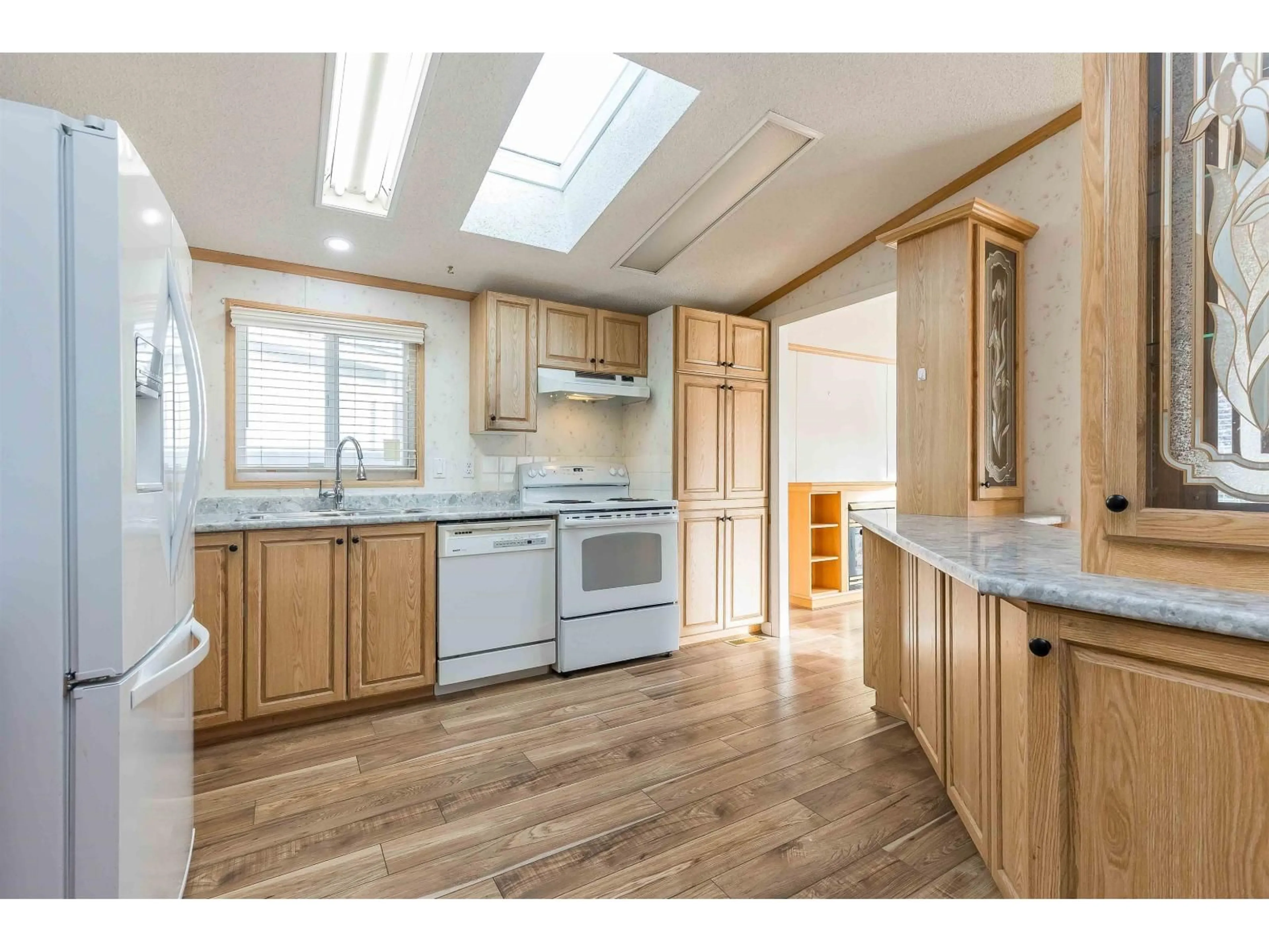 Standard kitchen, wood/laminate floor for 27 - 45918 KNIGHT ROAD, Chilliwack British Columbia V2R3X4