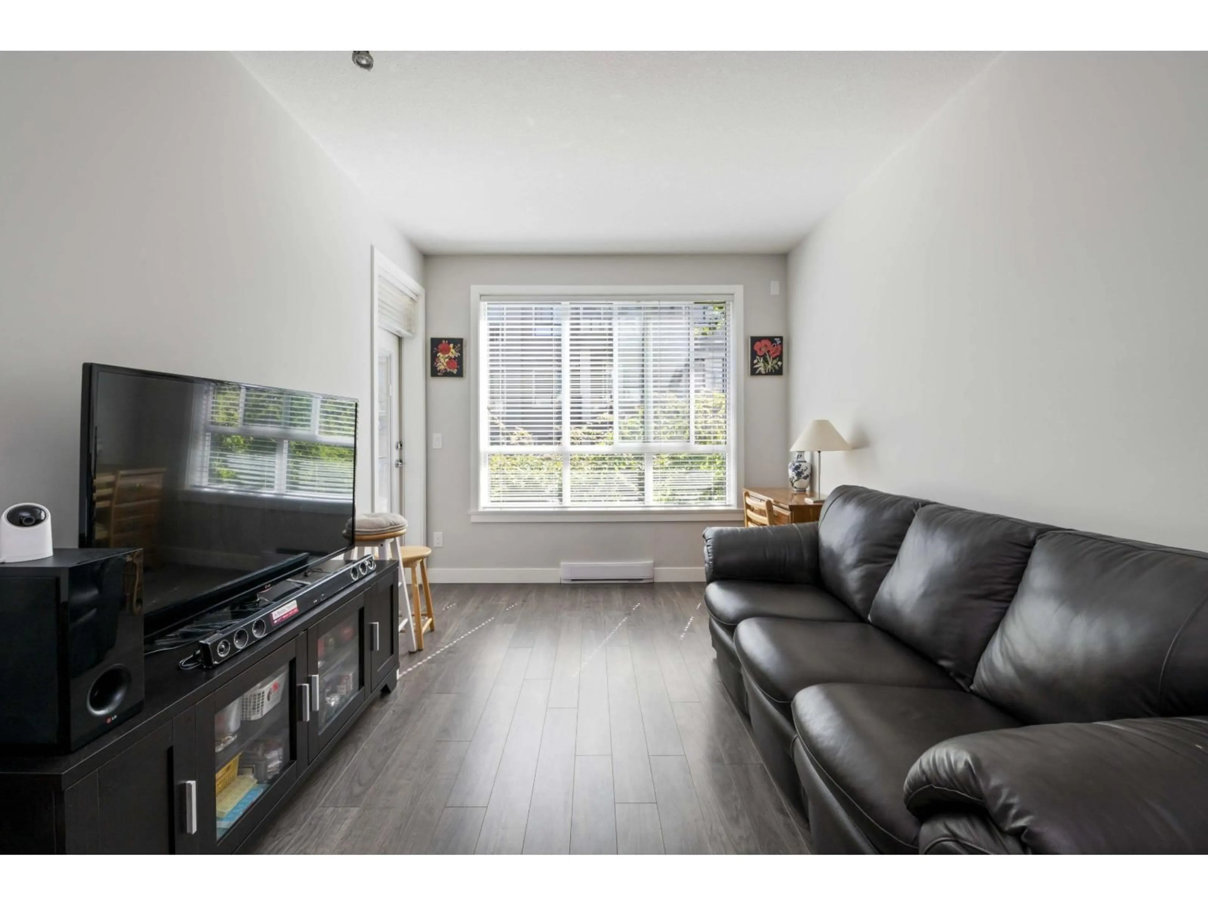 Living room with furniture, unknown for 309 - 15388 105, Surrey British Columbia V3R0C4