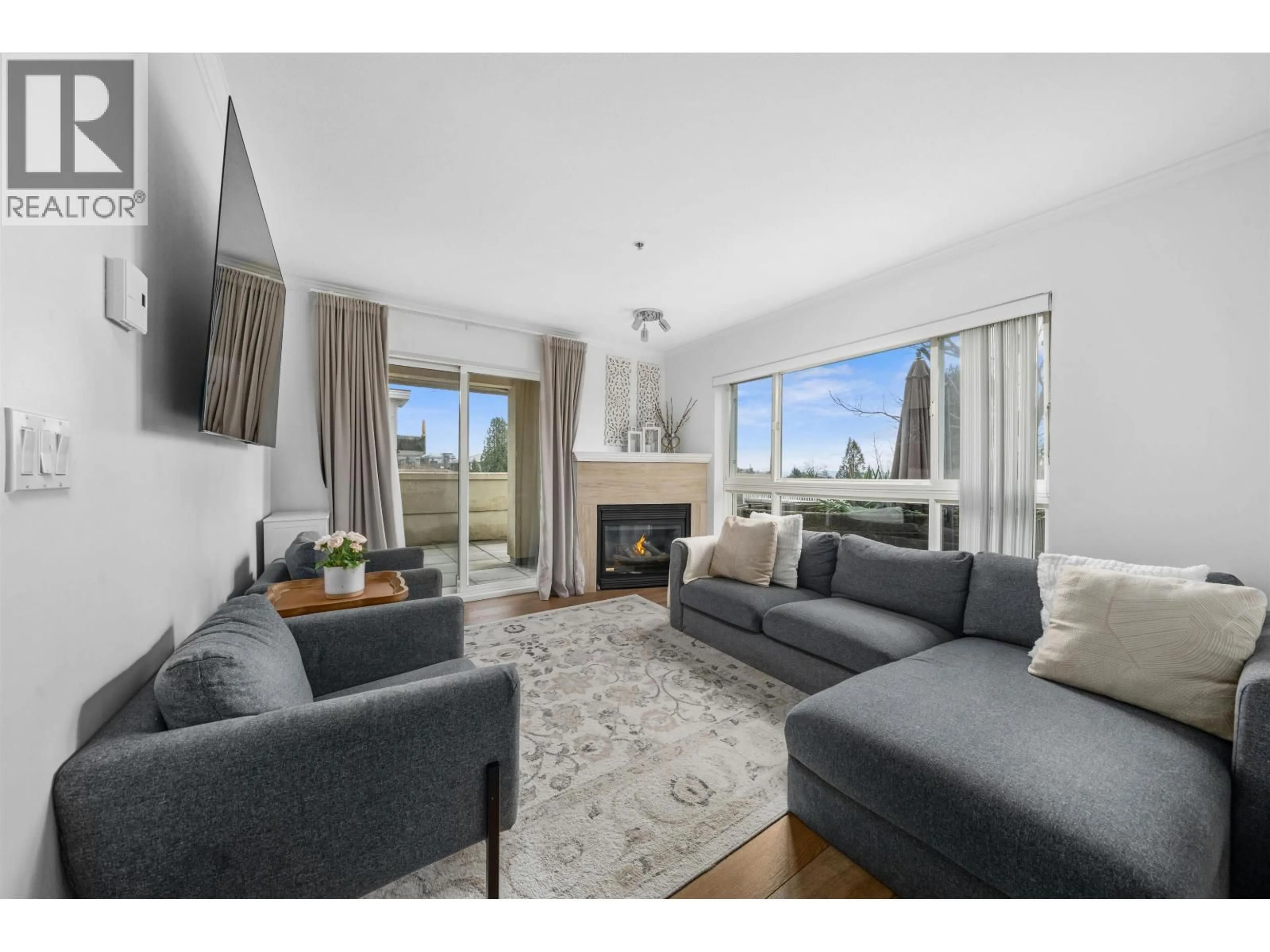 Living room with furniture, unknown for 301 - 22230 NORTH AVENUE, Maple Ridge British Columbia V2X2L5