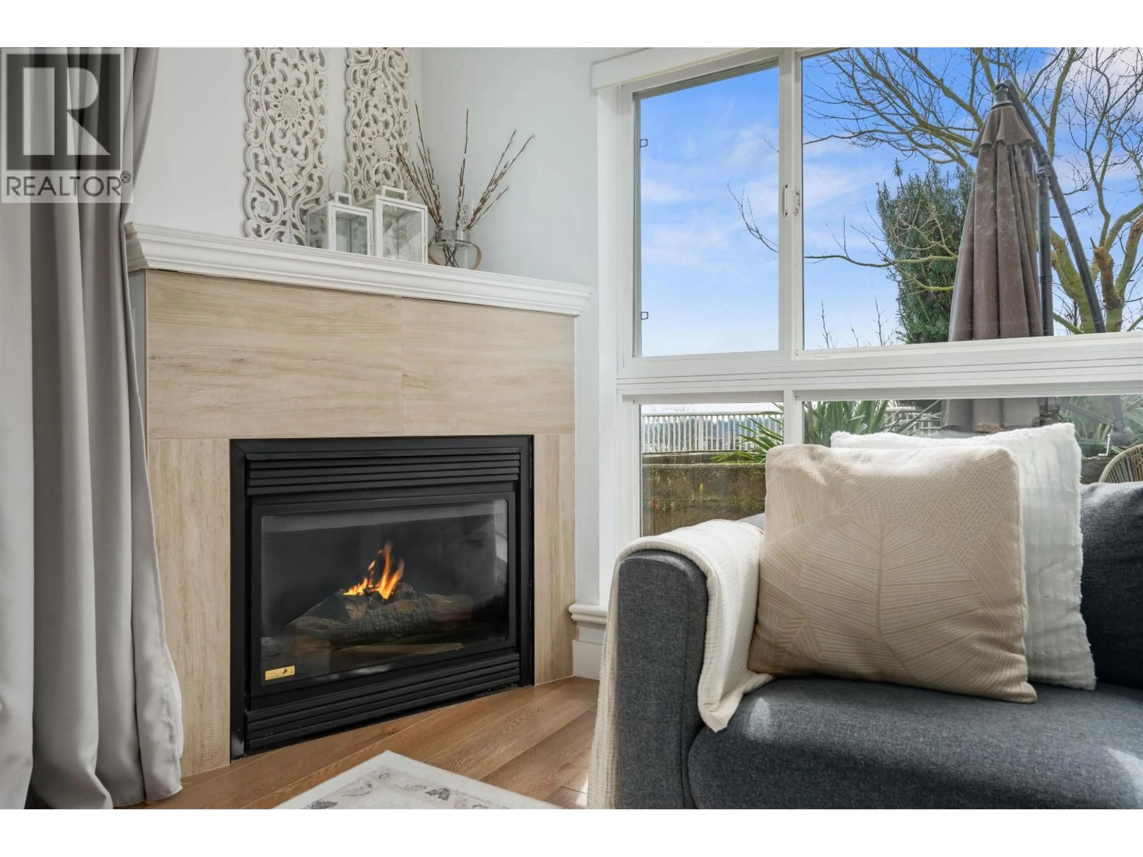 Living room with furniture, wood/laminate floor for 301 - 22230 NORTH AVENUE, Maple Ridge British Columbia V2X2L5