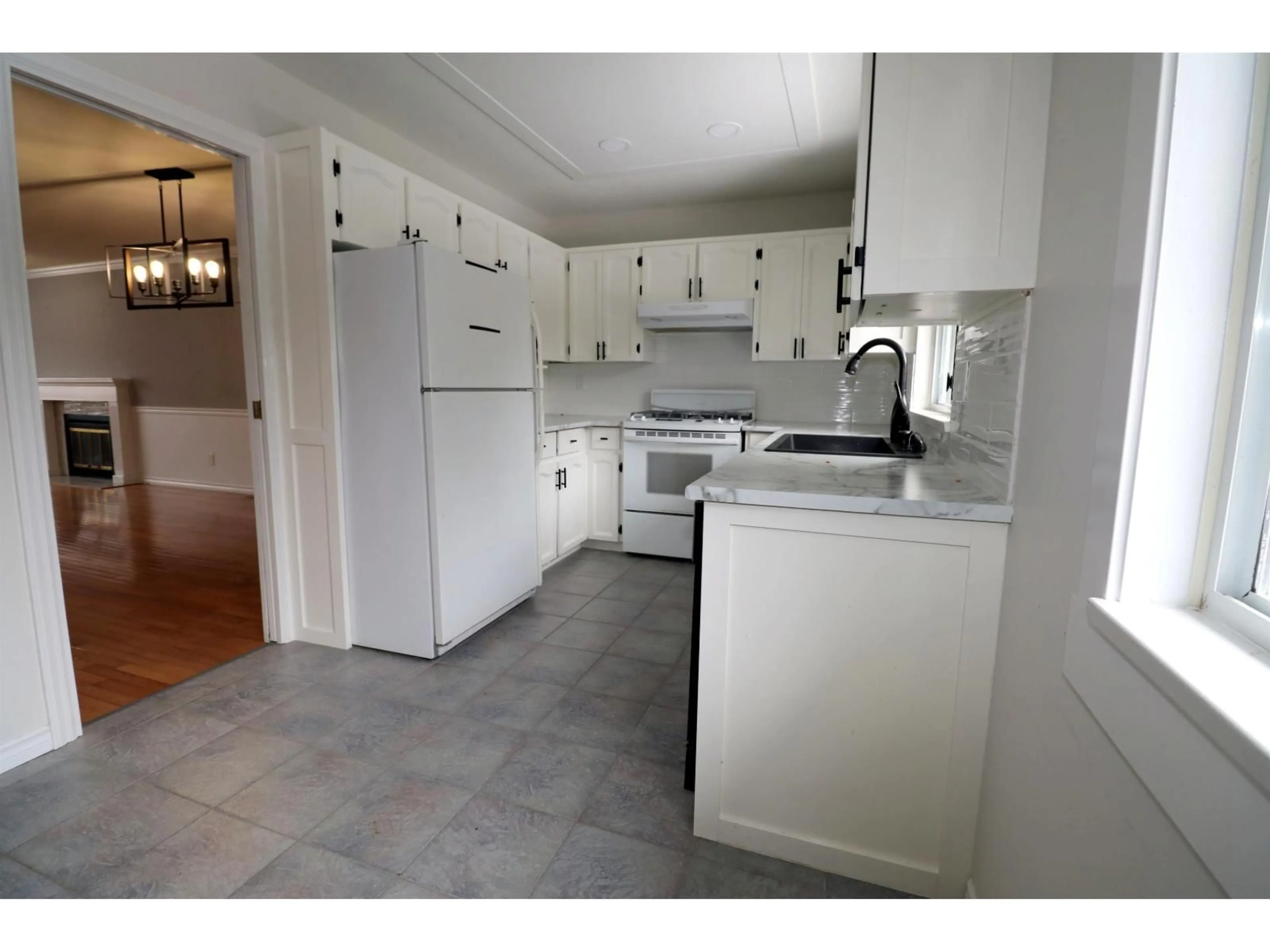 Standard kitchen, ceramic/tile floor for 21273 89, Langley British Columbia V1M2E2