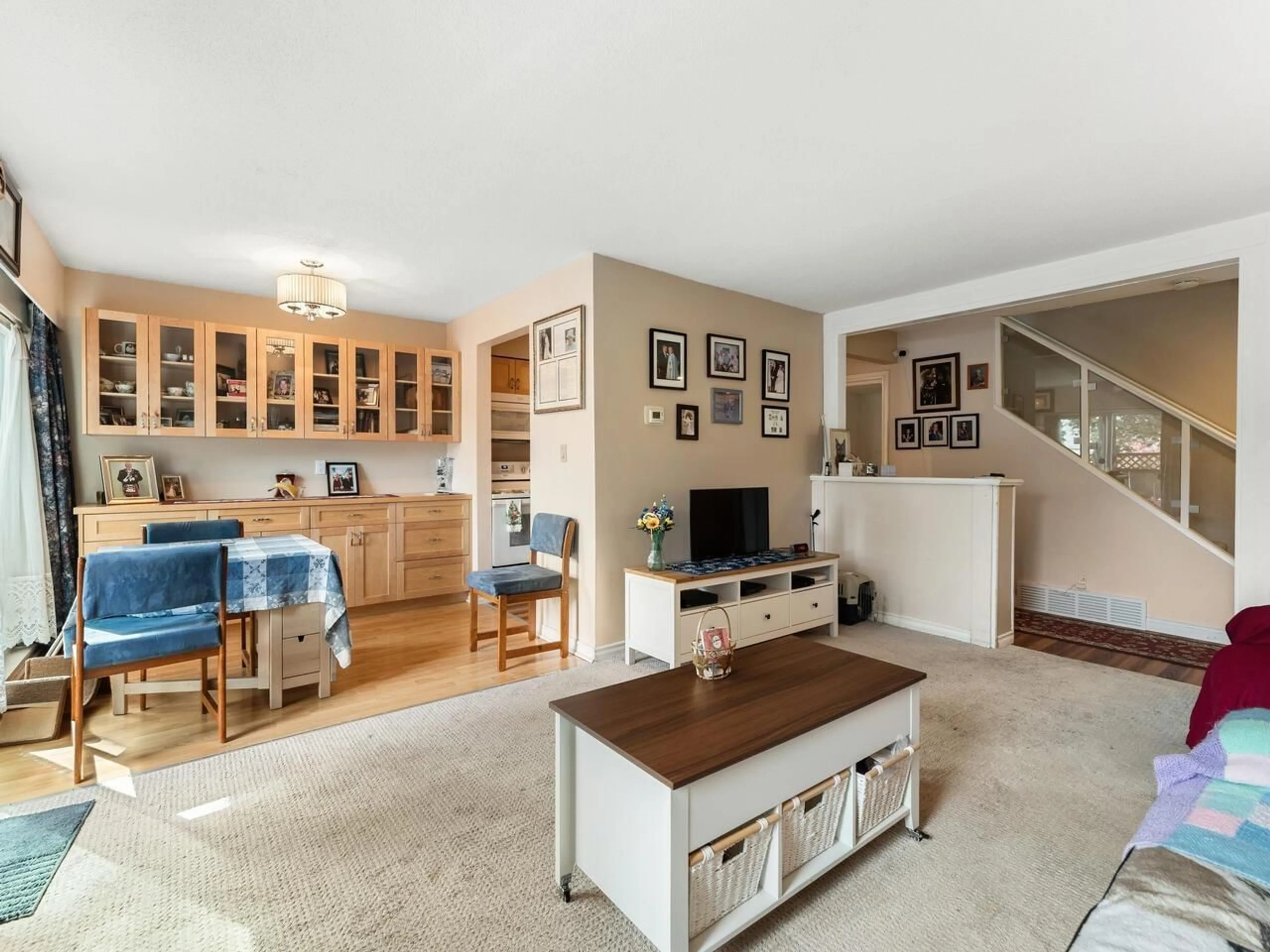 Living room with furniture, unknown for 5 - 10595 153, Surrey British Columbia V3R4H8