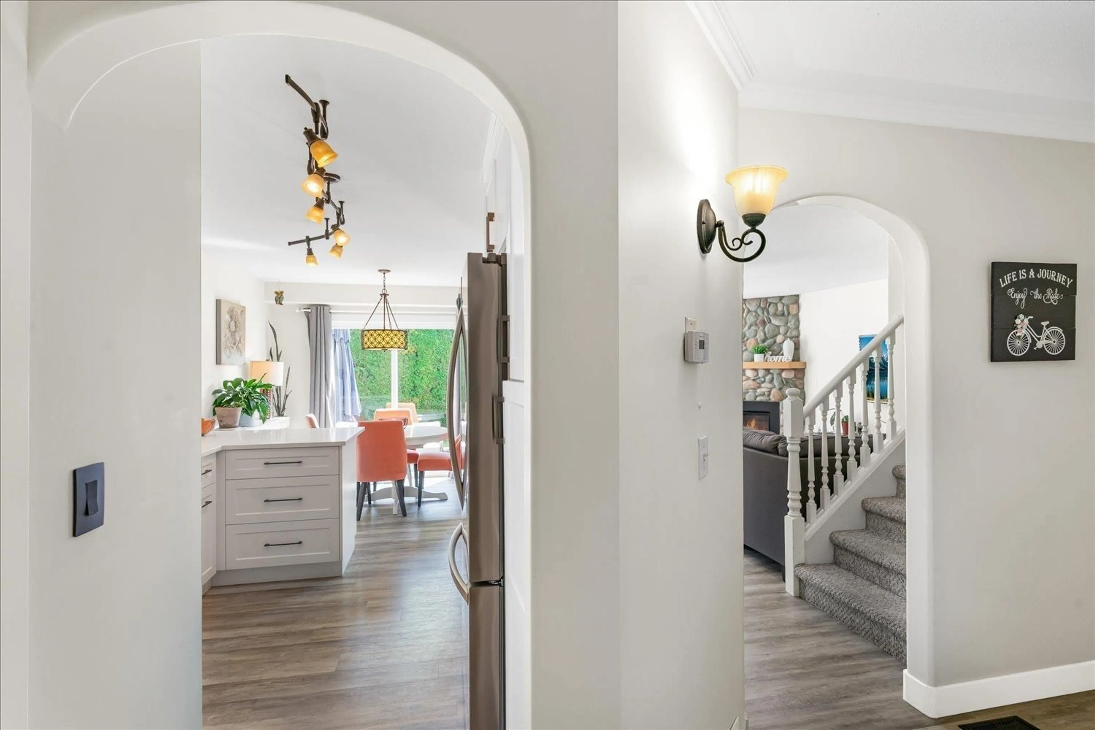 Indoor entryway for 71 - 46360 VALLEYVIEW ROAD, Chilliwack British Columbia V2R5L7