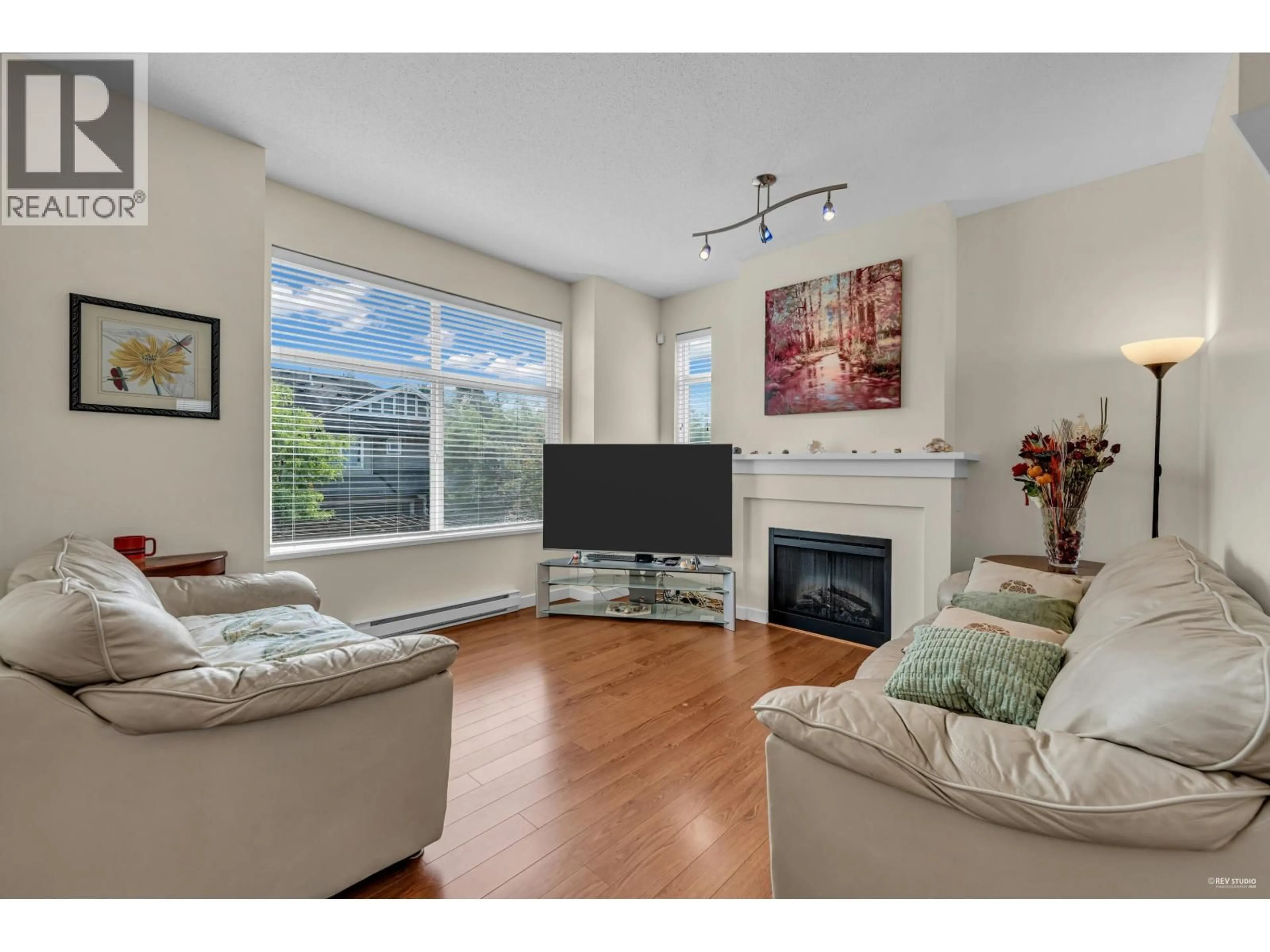 Living room with furniture, wood/laminate floor for 29 - 9833 KEEFER AVENUE, Richmond British Columbia V6Y4M5